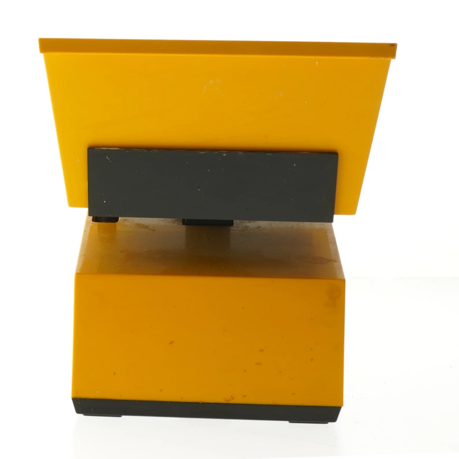 Gul køkkenvægt fra Ginge (str. 16x18 cm)