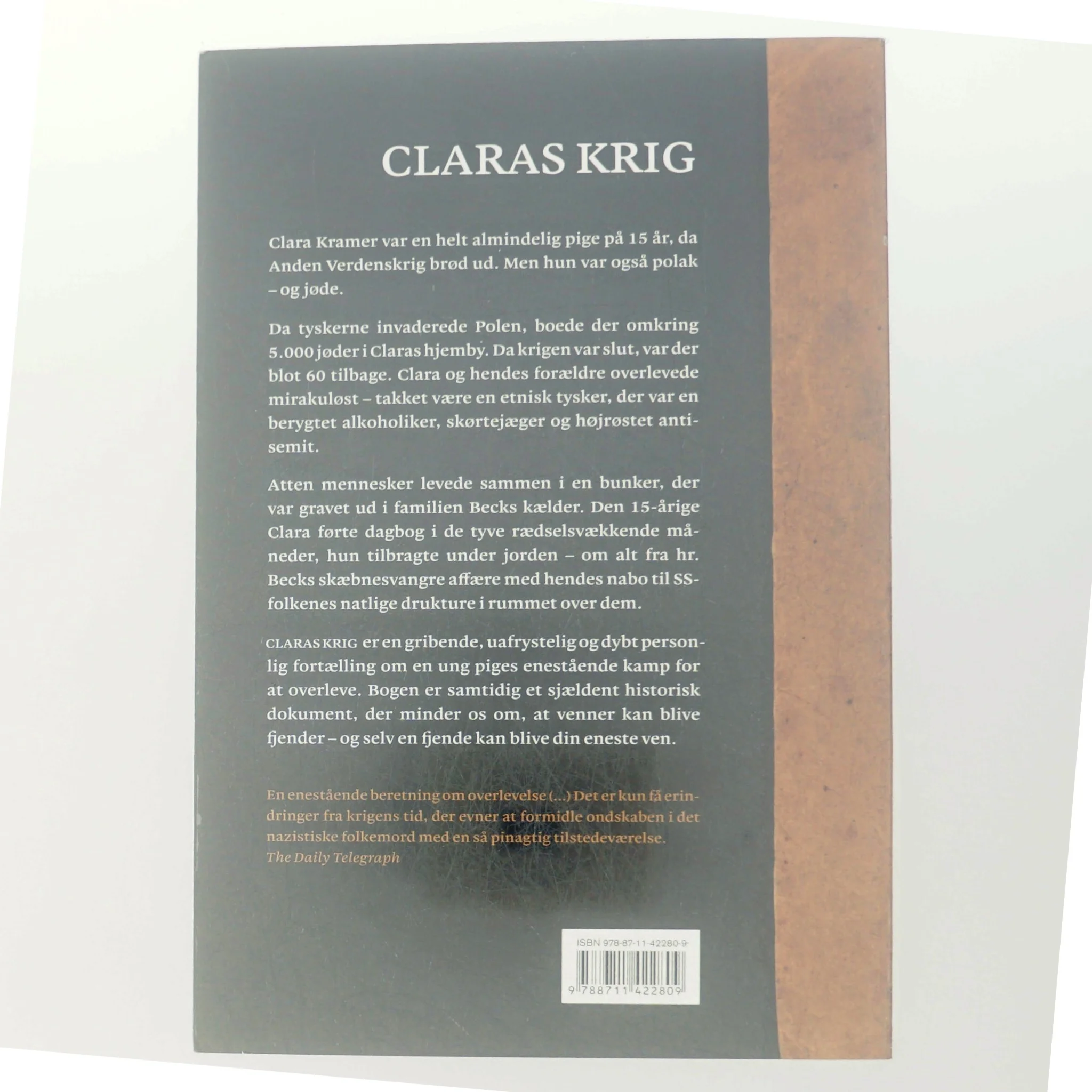 Claras krig : en piges dramatiske kamp for at overleve af Clara Kramer (Bog)