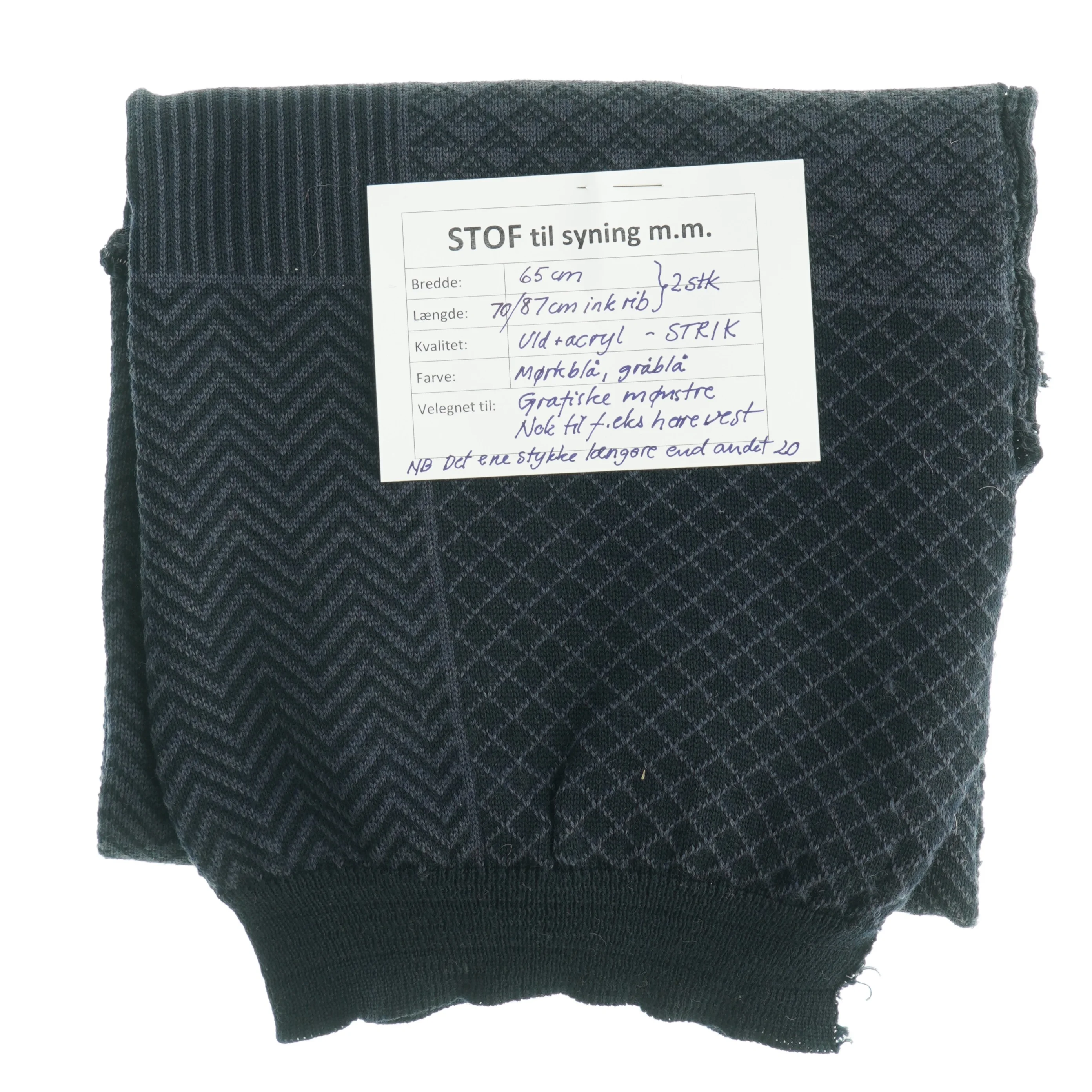 Strikkede stofstykker med grafisk mønster til f.eks. vest