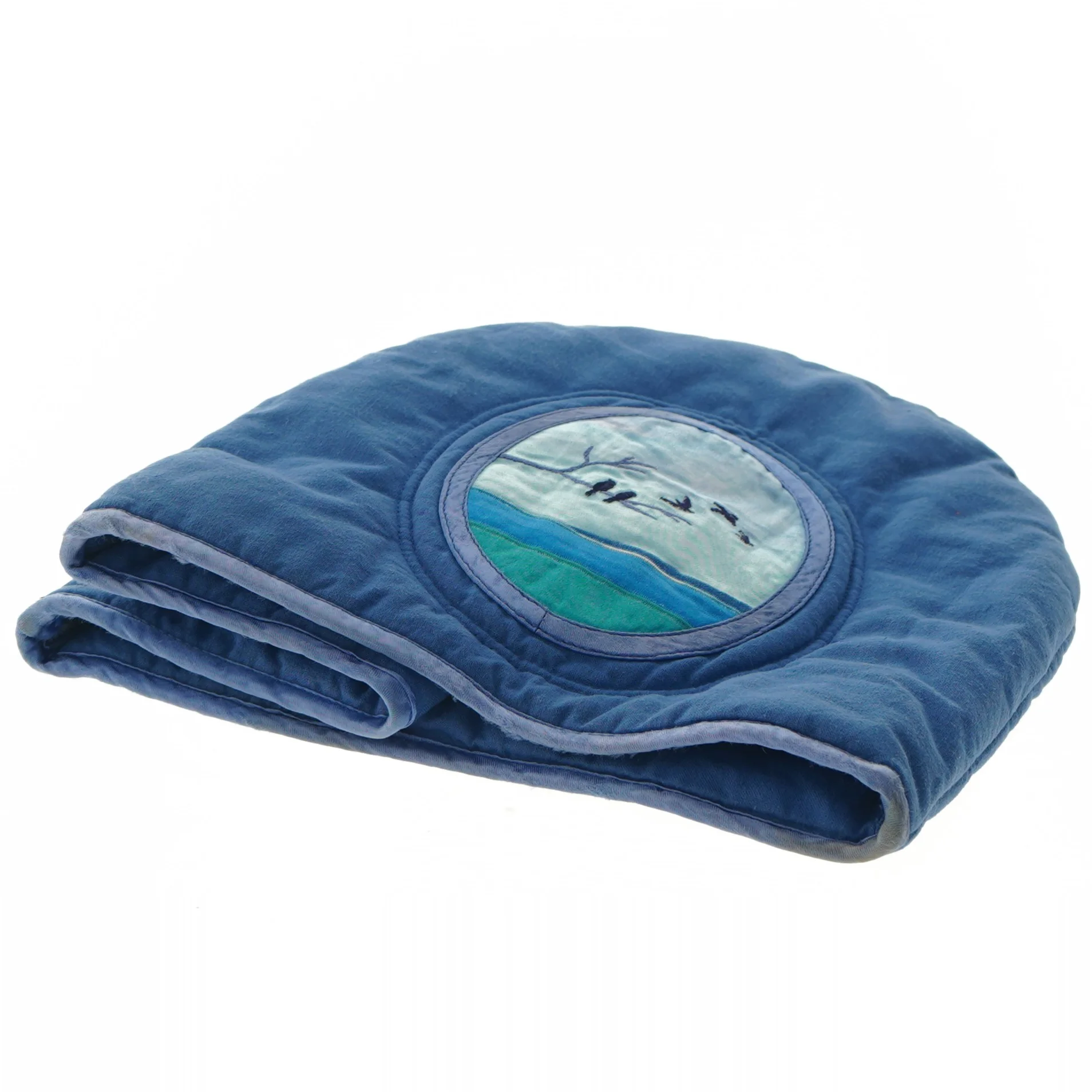 Tehætte, håndlavet med applikation og broderi (h 30 cm, omkr 80 cm)