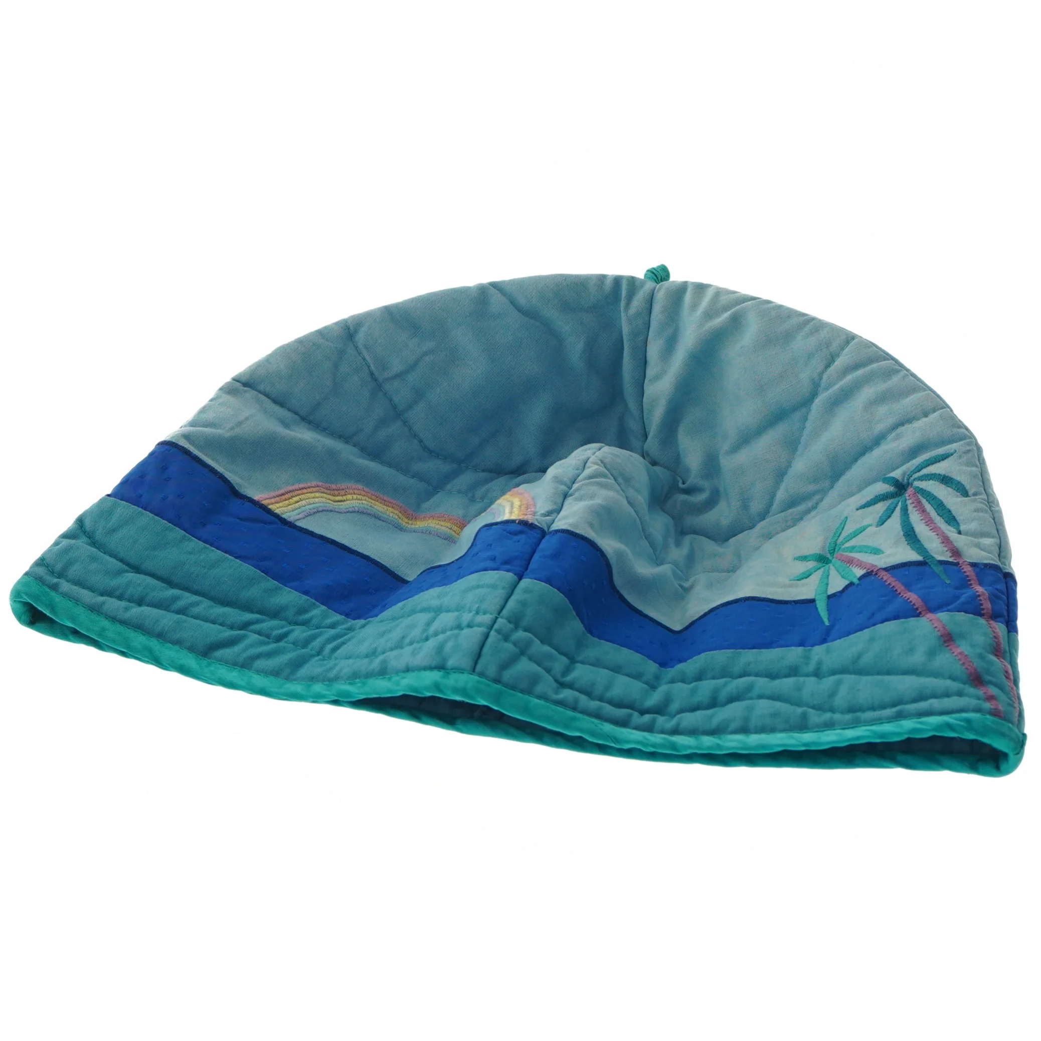 Tehætte, håndlavet med applikation og broderi (h 27 cm, omkr 68 cm)