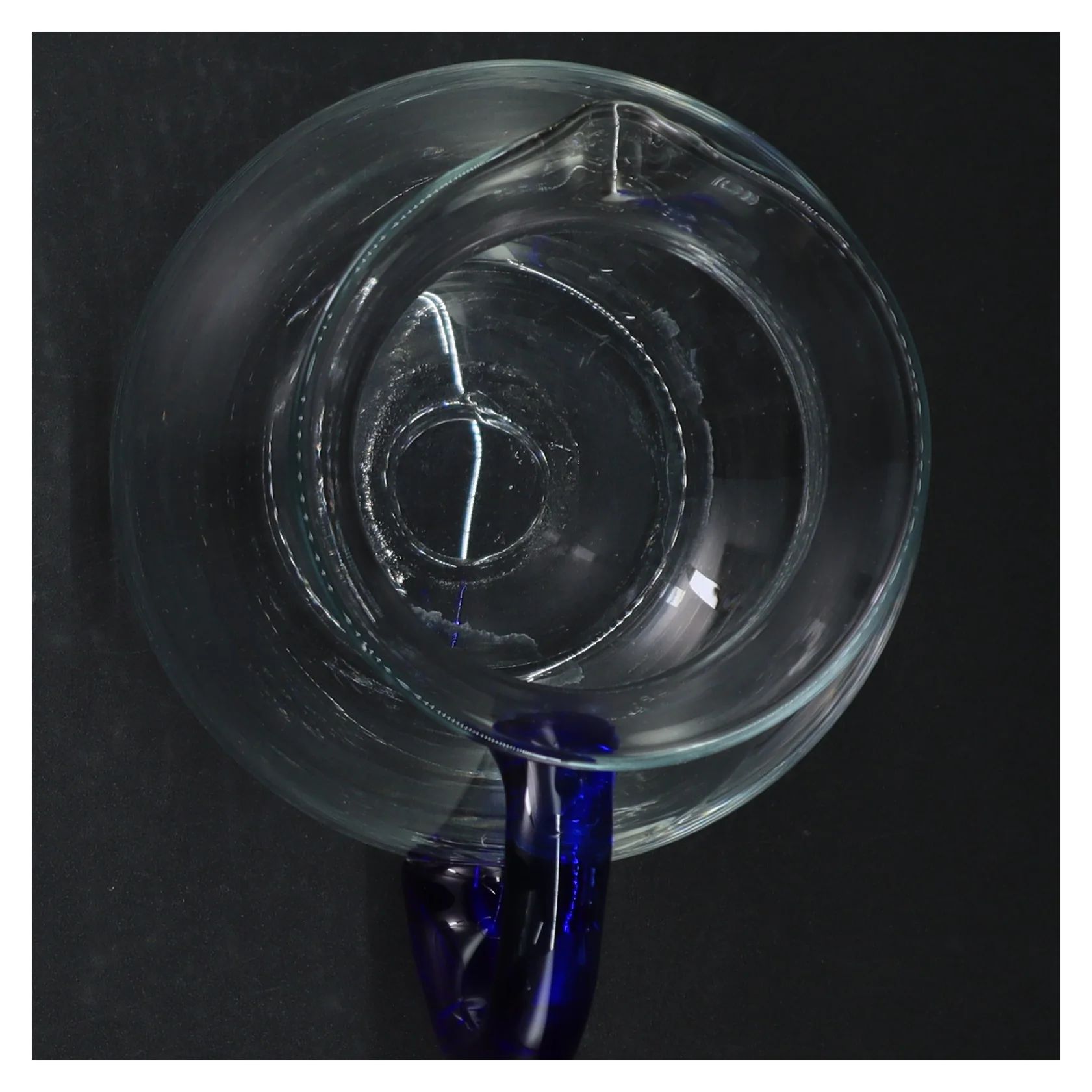 Glaskande med blåt håndtag (str. H. 16 cm)