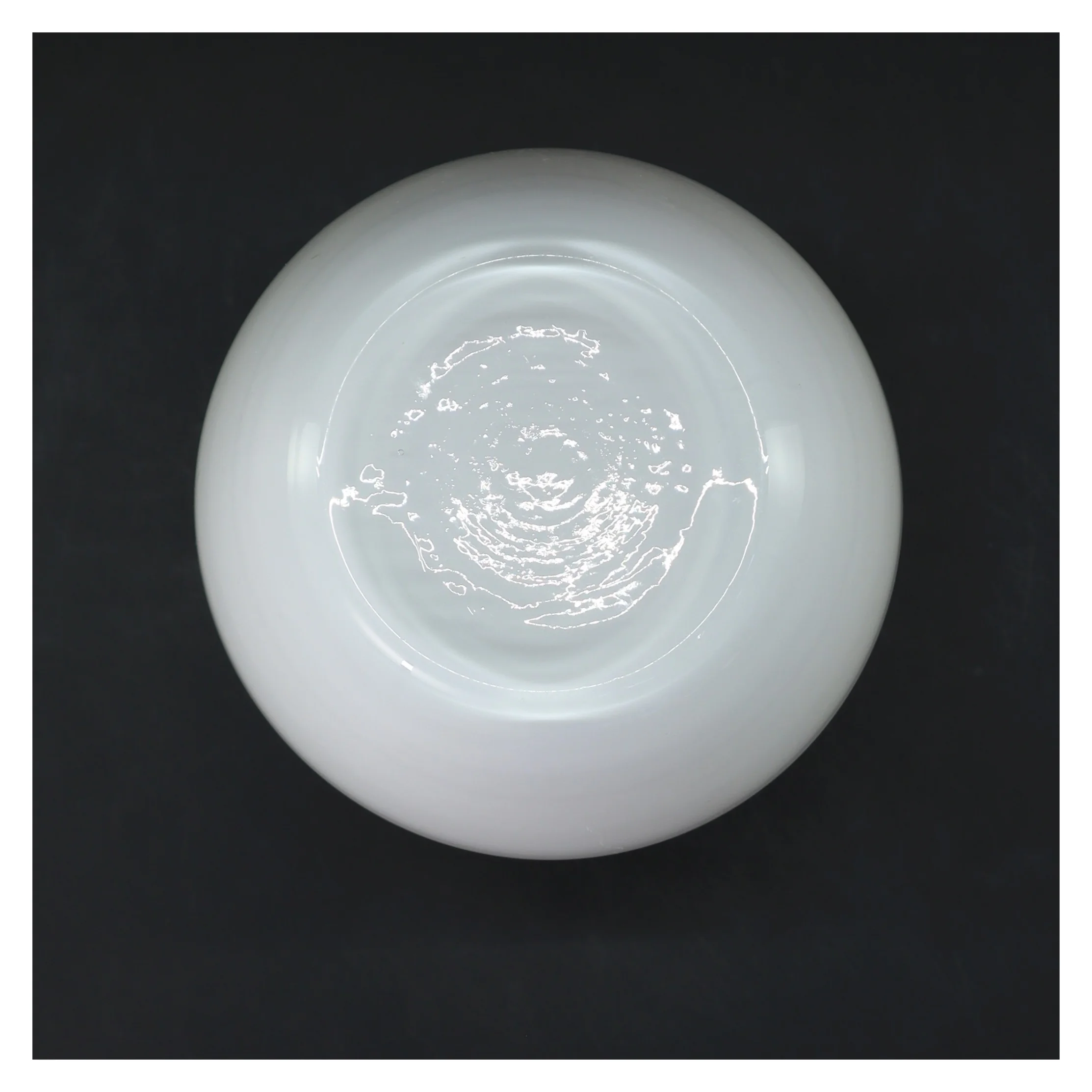 Hvid vase fra Herstal fra Herstal (str. Ø 8 cm længde 23 cm)