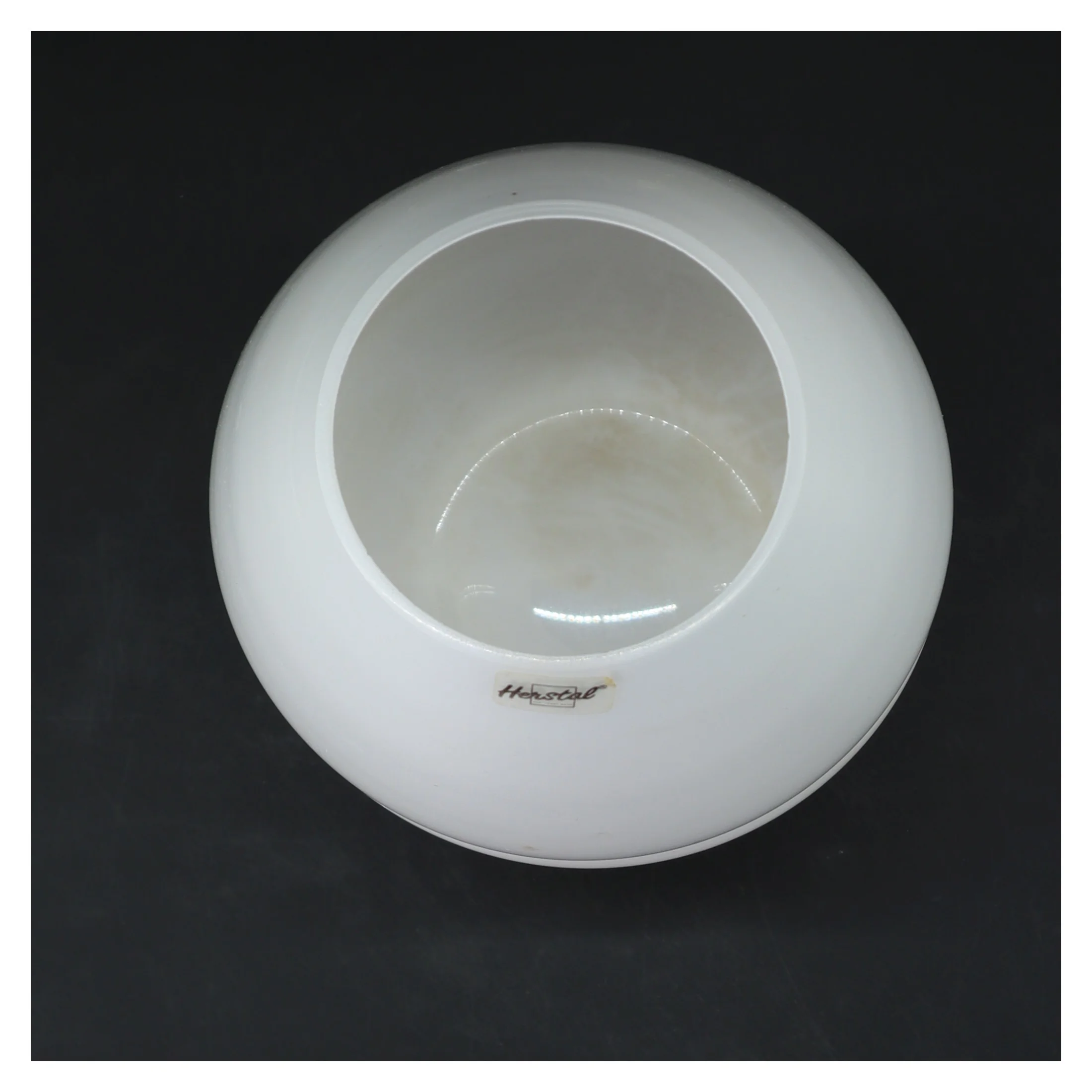 Hvid vase fra Herstal fra Herstal (str. Ø 8 cm længde 23 cm)