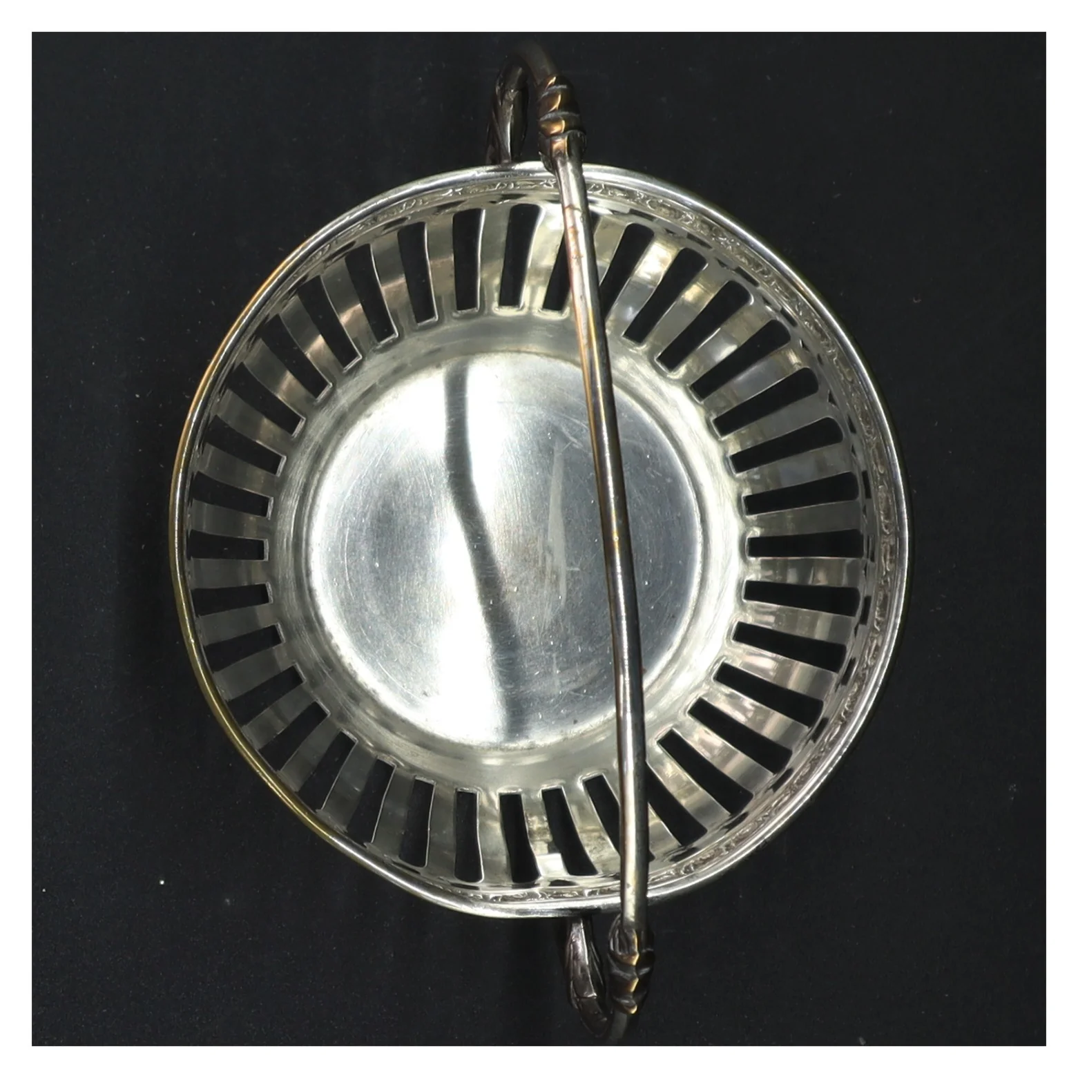 Sølvfarvet kurv med håndtag (str. 16 x 16 cm)