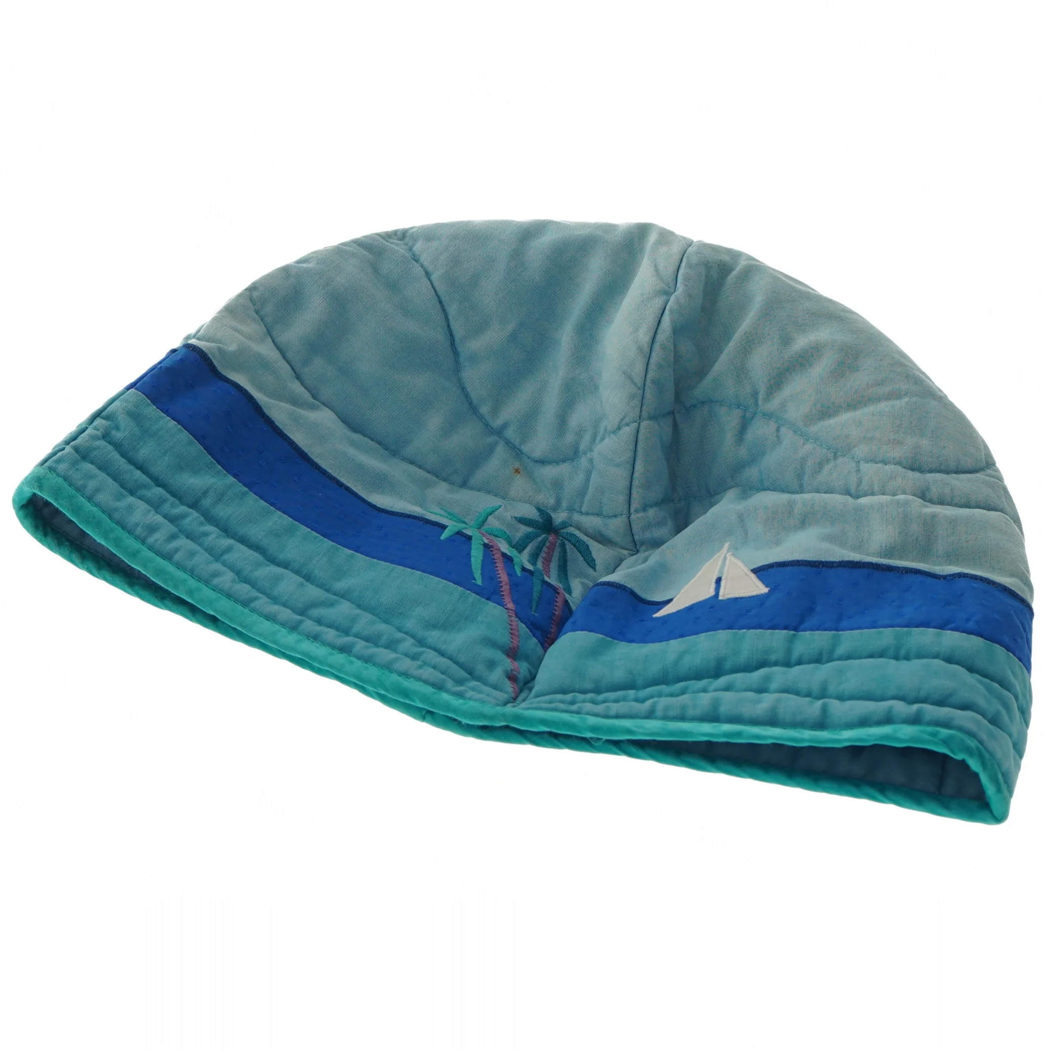 Tehætte, håndlavet med applikation og broderi (h 27 cm, omkr. 68 cm)