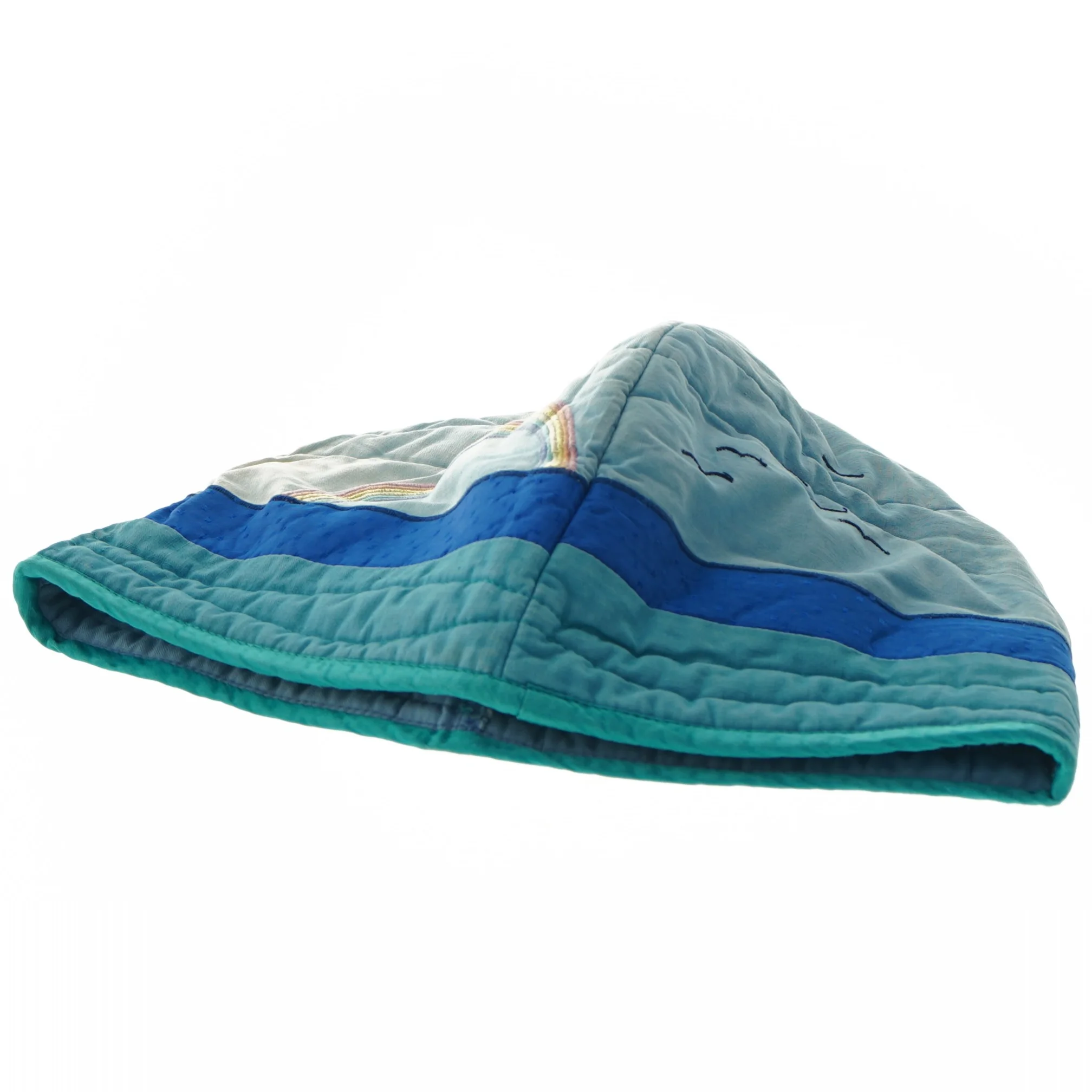 Tehætte, håndlavet med applikation og broderi (h 27 cm, omkr. 68 cm)