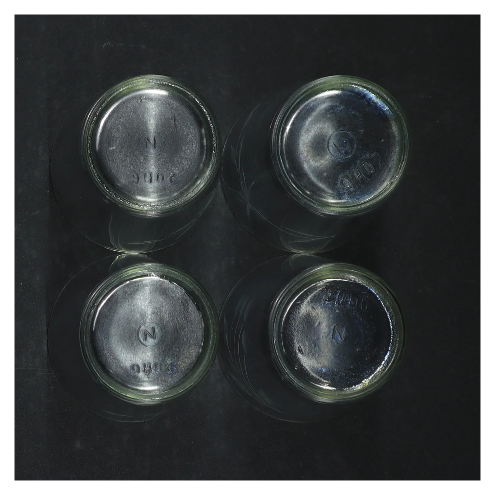 Grønlige glas med graveret blomstermotiv (str. 9,5 cm. ø. 6,5 cm)