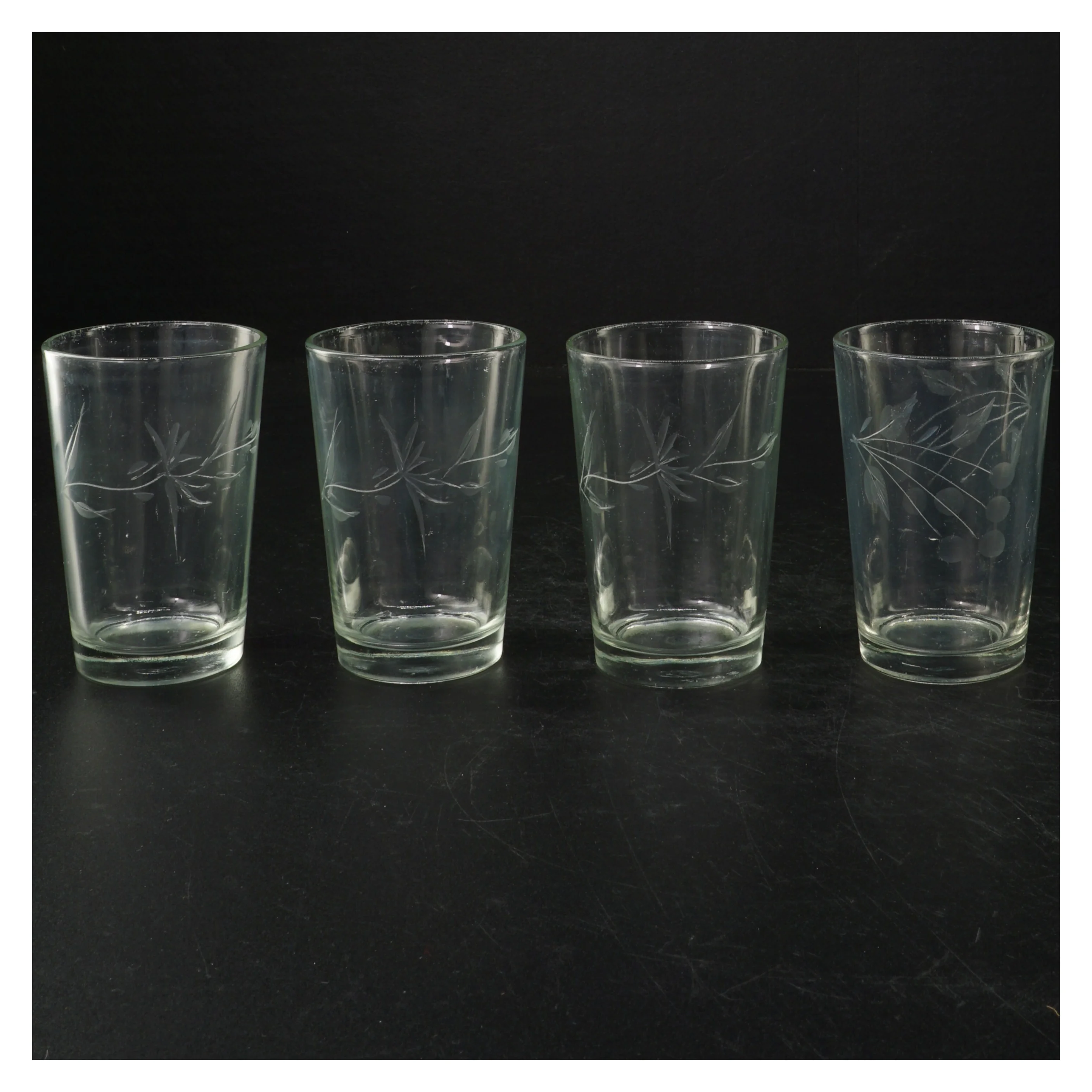 Grønlige glas med graveret blomstermotiv (str. 9,5 cm. ø. 6,5 cm)