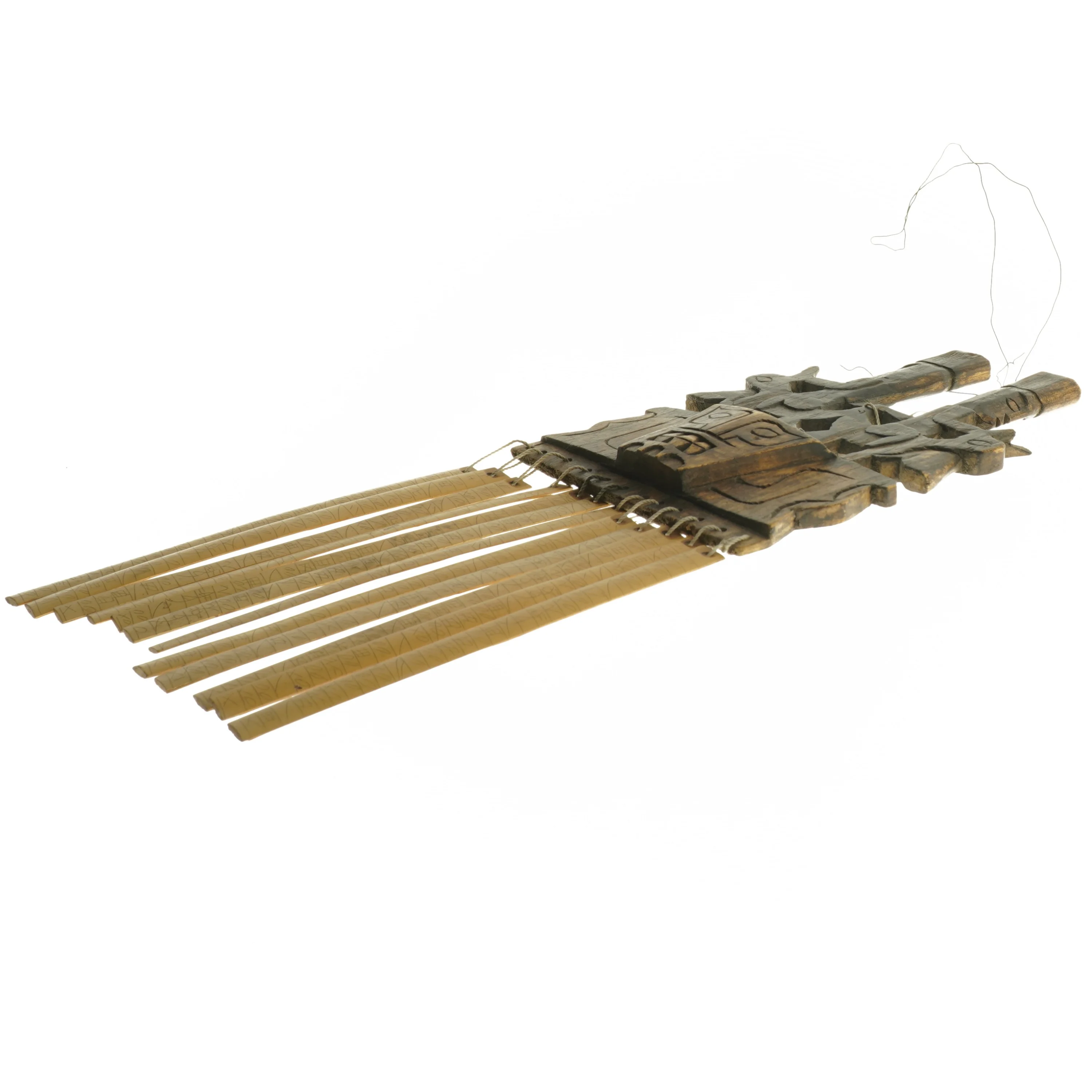 Vægdekoration med træudskæringer (str. 35x5x12 cm)