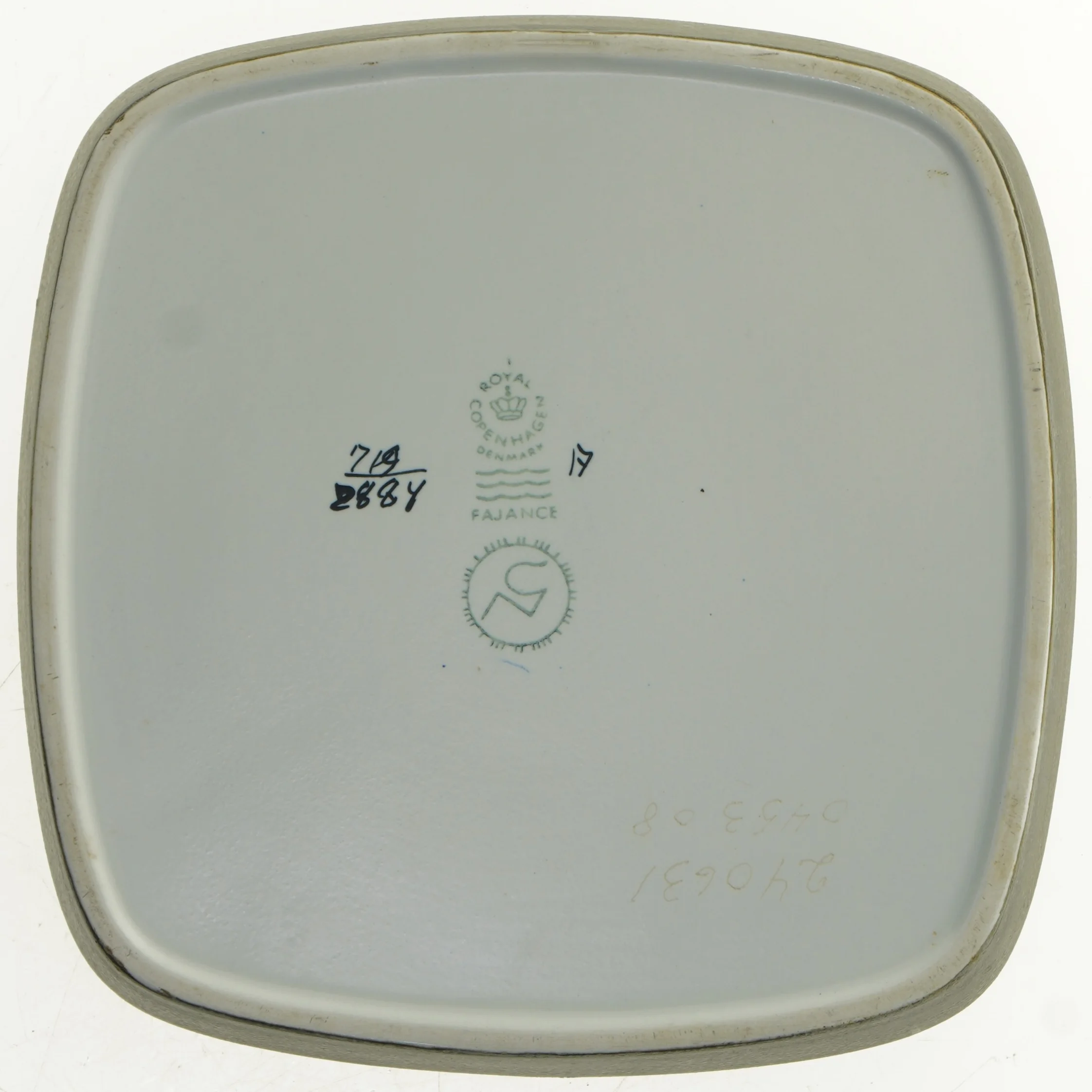 Fad, Baca, Nils Thorsson. Model 719/2884 fra Royal Copenhagen (str. 22 x 4 cm)