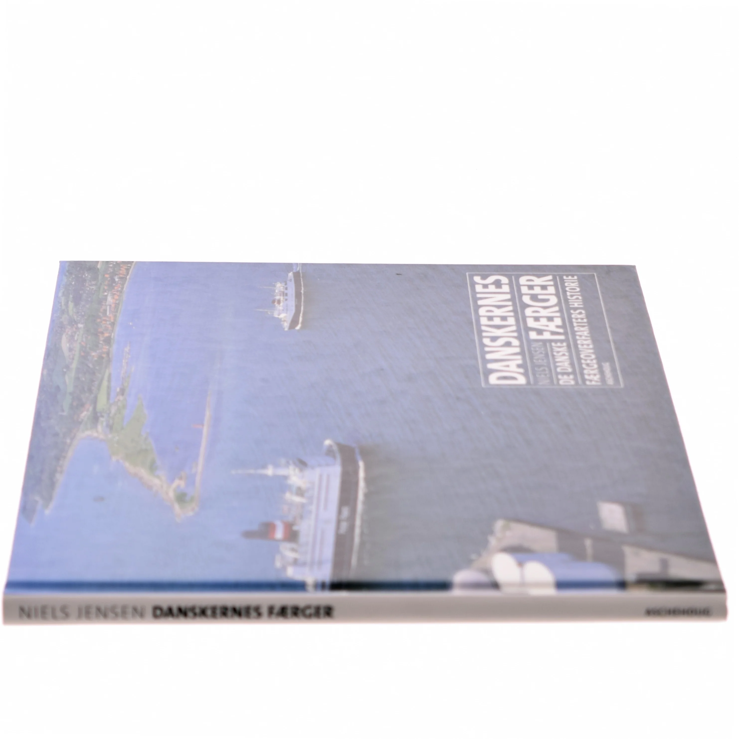 Danskernes færger : strejftog i de danske færgeoverfarters historie af Niels Jensen (f. 1942) (Bog)