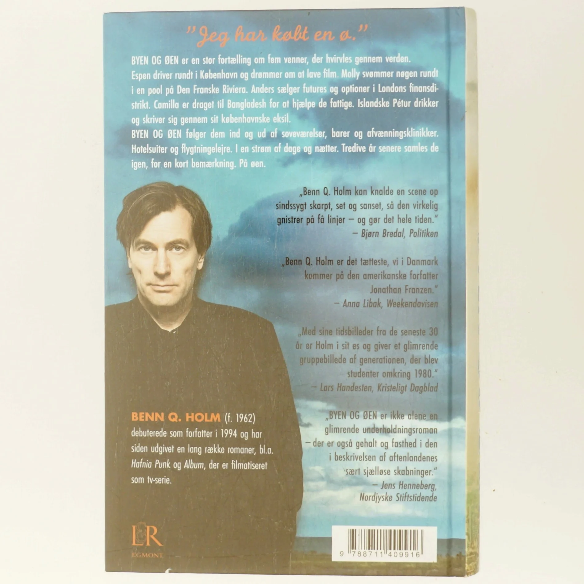 Byen og øen : roman af Benn Q. Holm (f. 1962) (Bog)