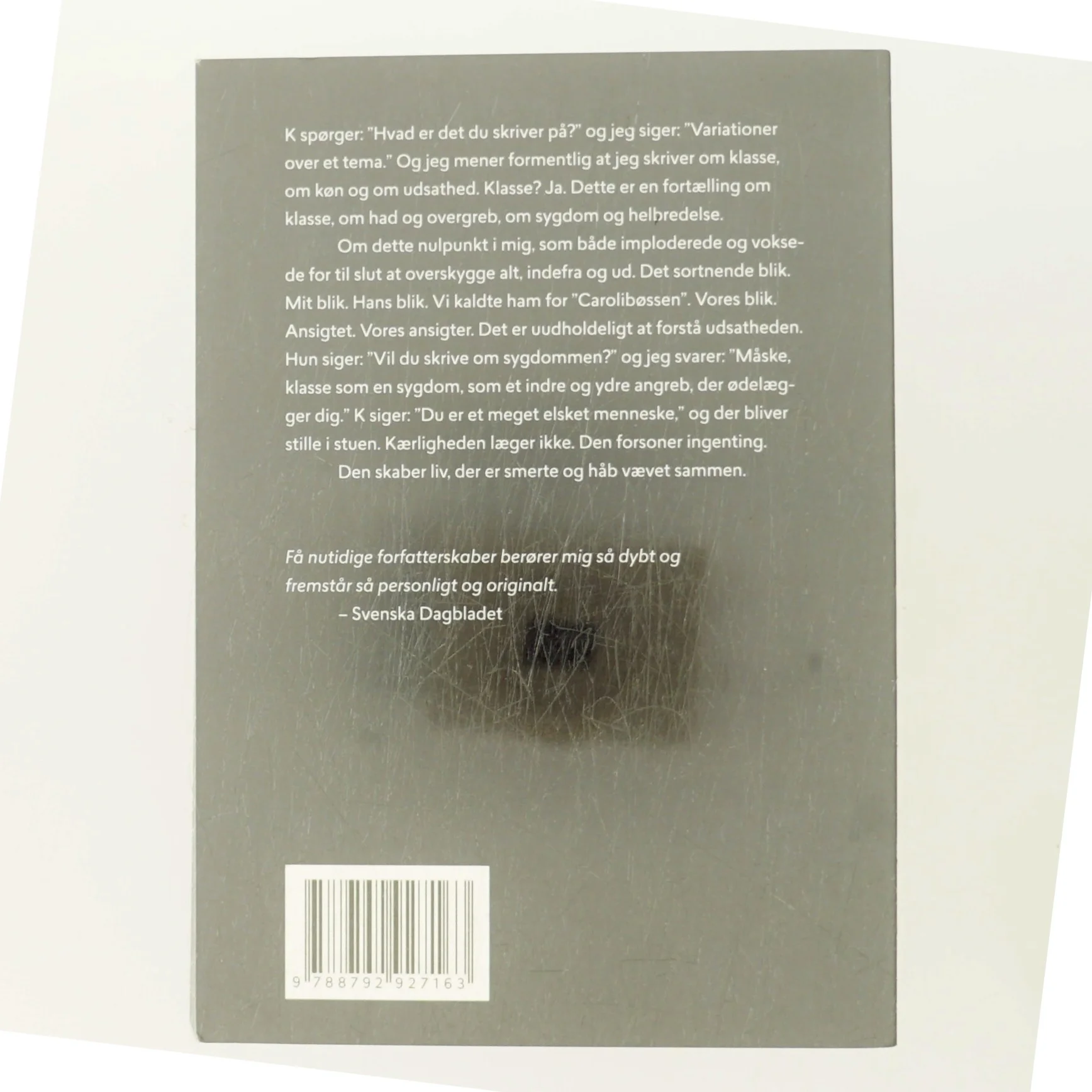 En hjemby : fortællingen om at færdes gennem klassemørket af Kristian Lundberg (Bog)