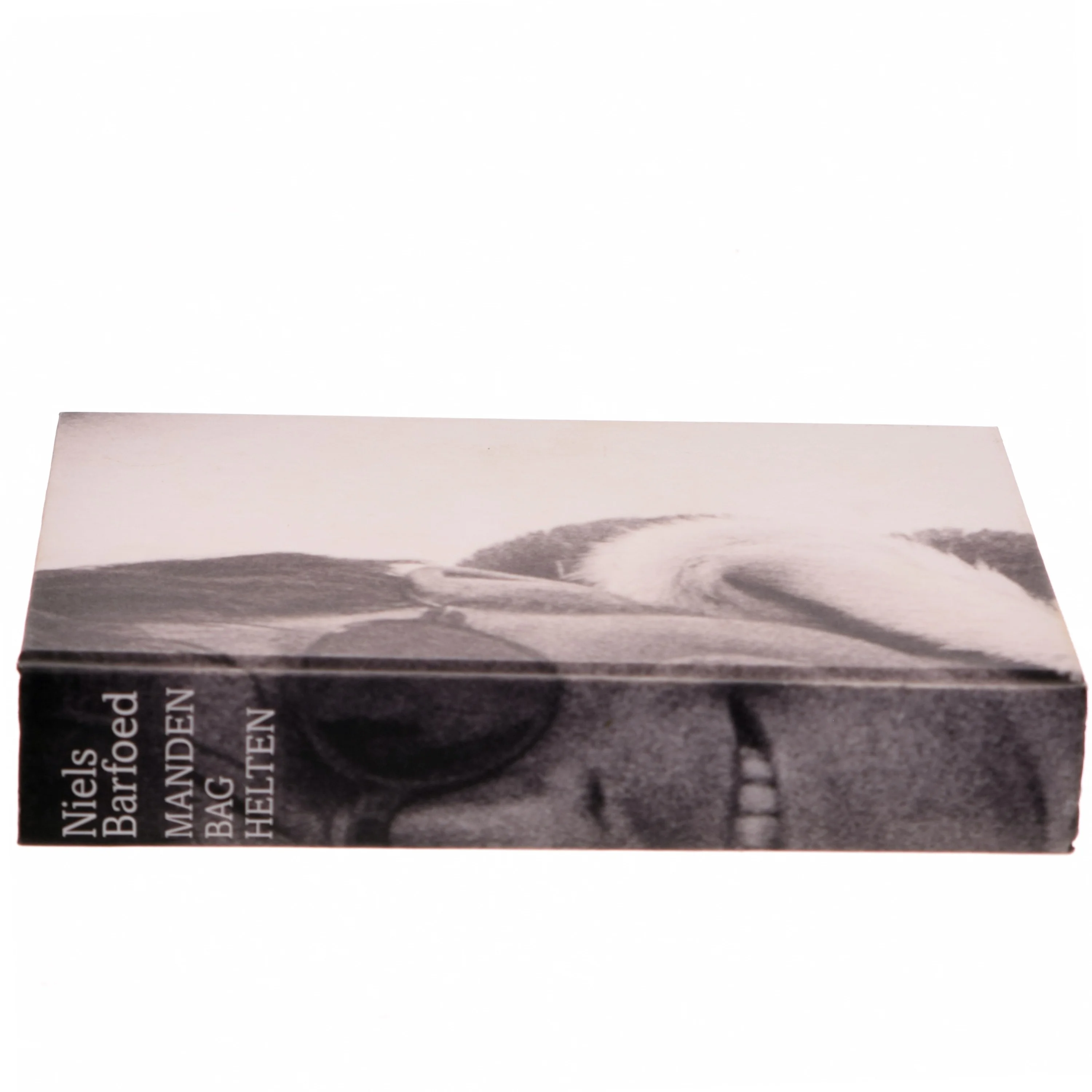 Manden bag helten af Niels Barfoed (Bog)