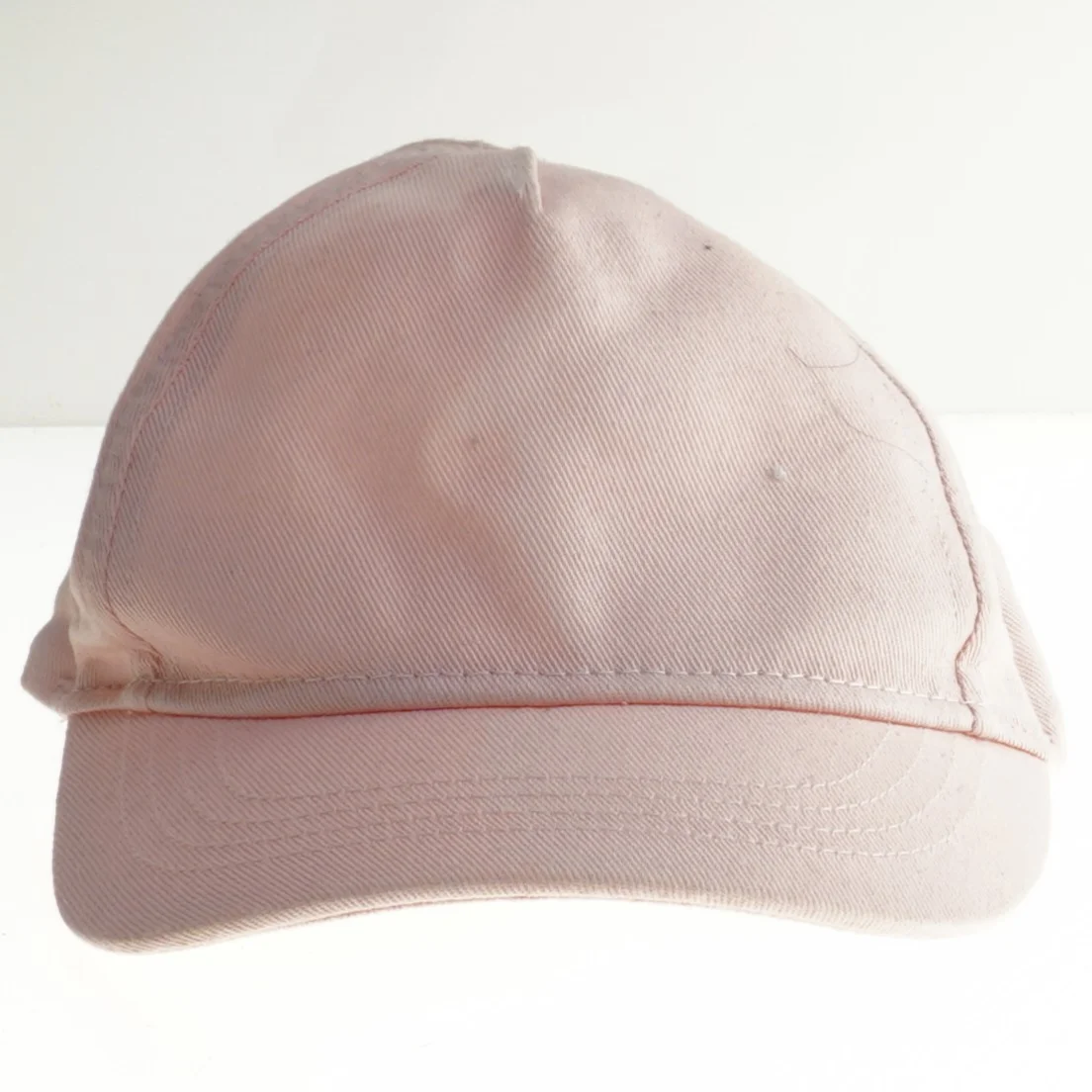 Lyserød kasket fra H&M (str. 68)