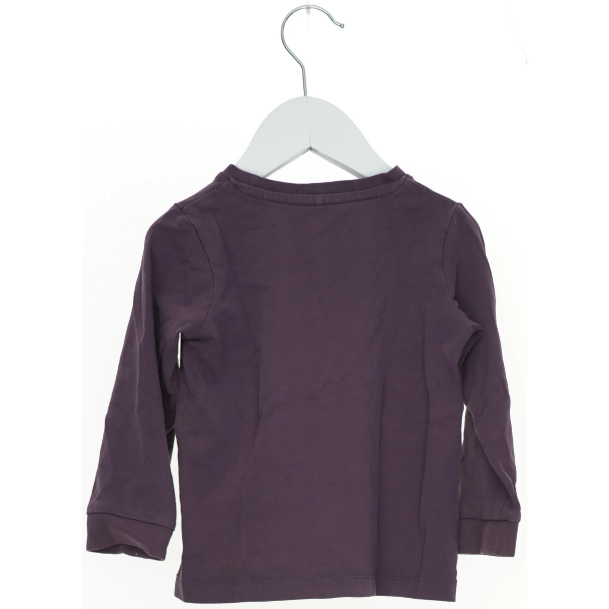 Bluse med Bluey-motiv fra Name It (str. 86)