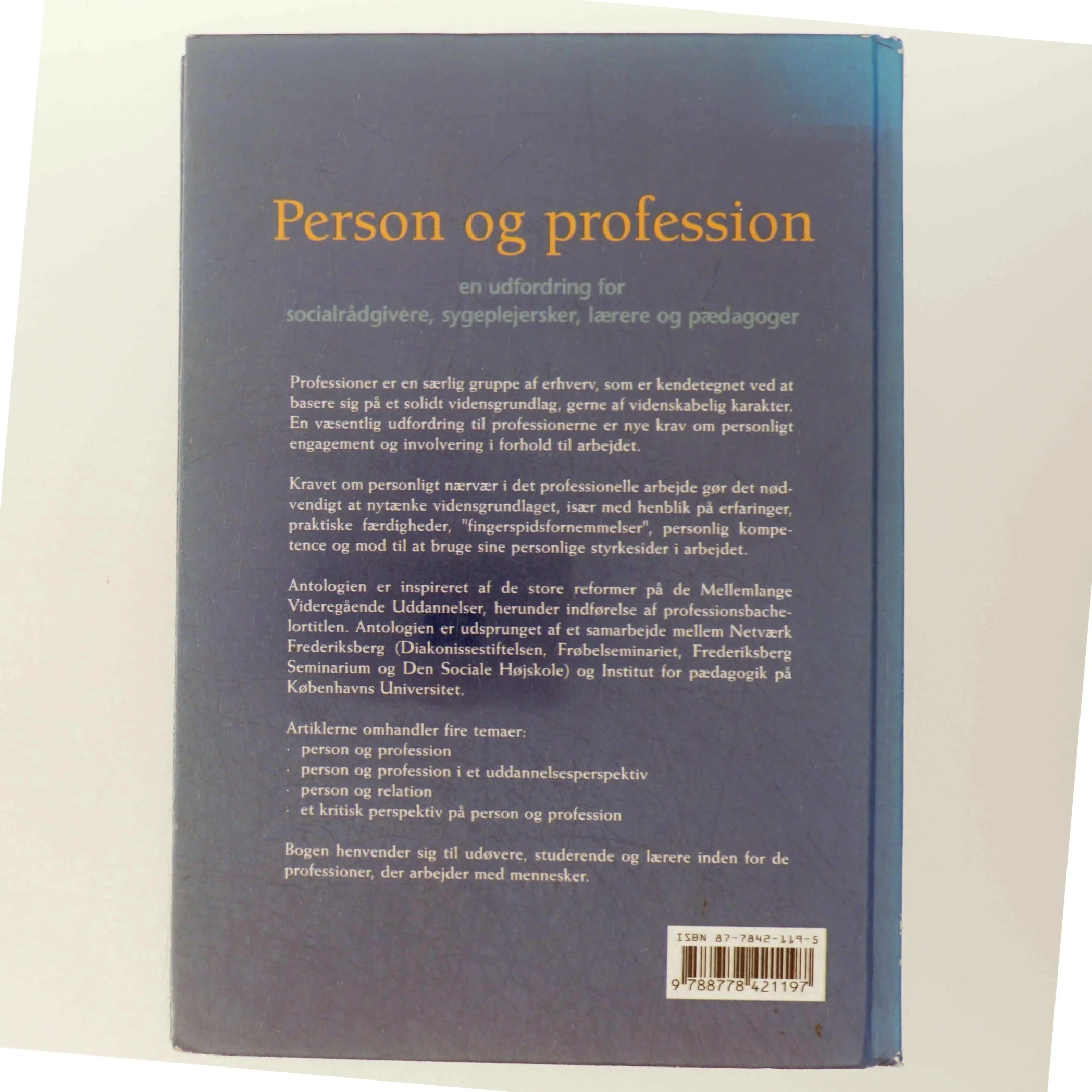 Person og profession : en udfordring for socialrådgivere, sygeplejersker, lærere og pædagoger (Bog)