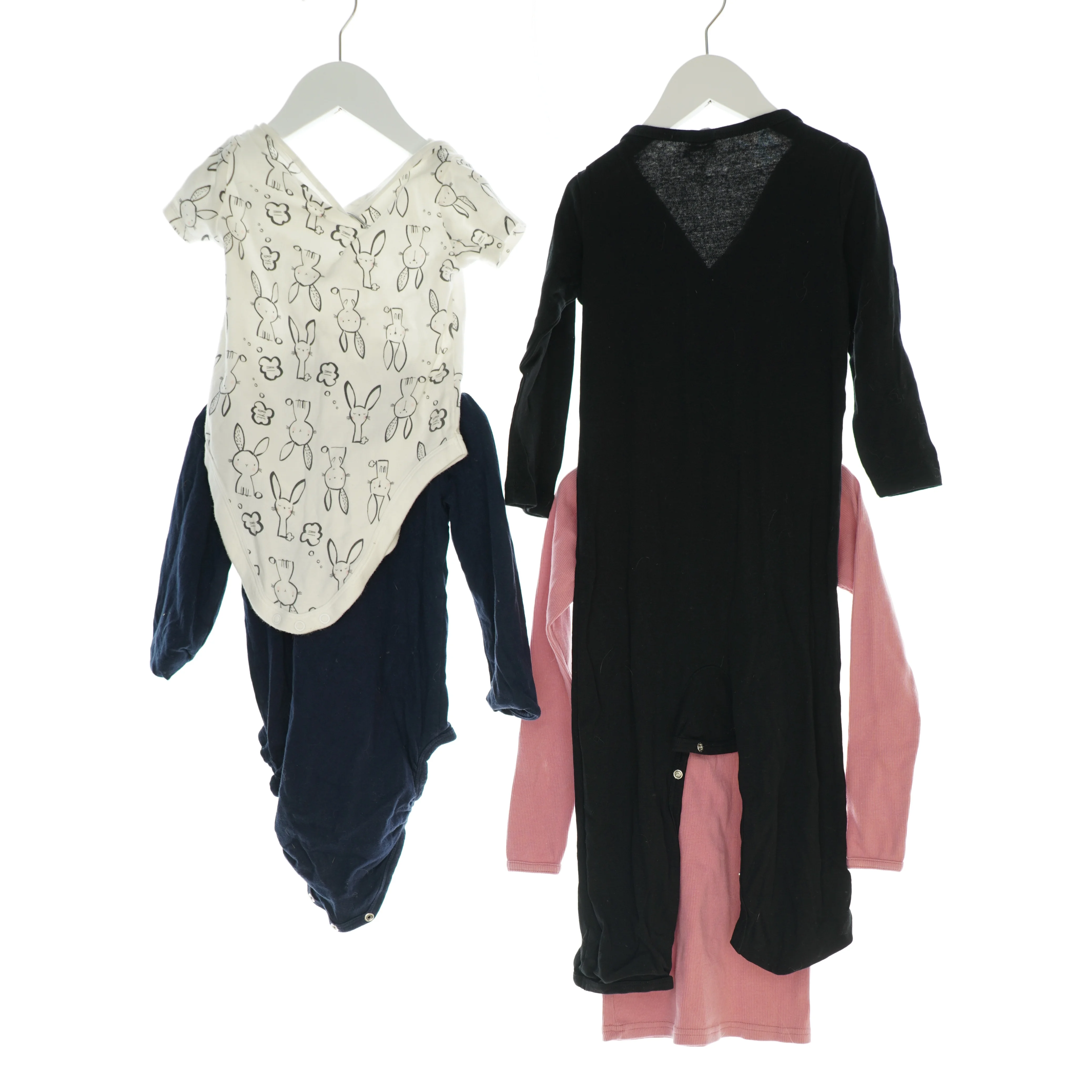 2 bodystockings, en heldragt og en natkjole (Str. 92)