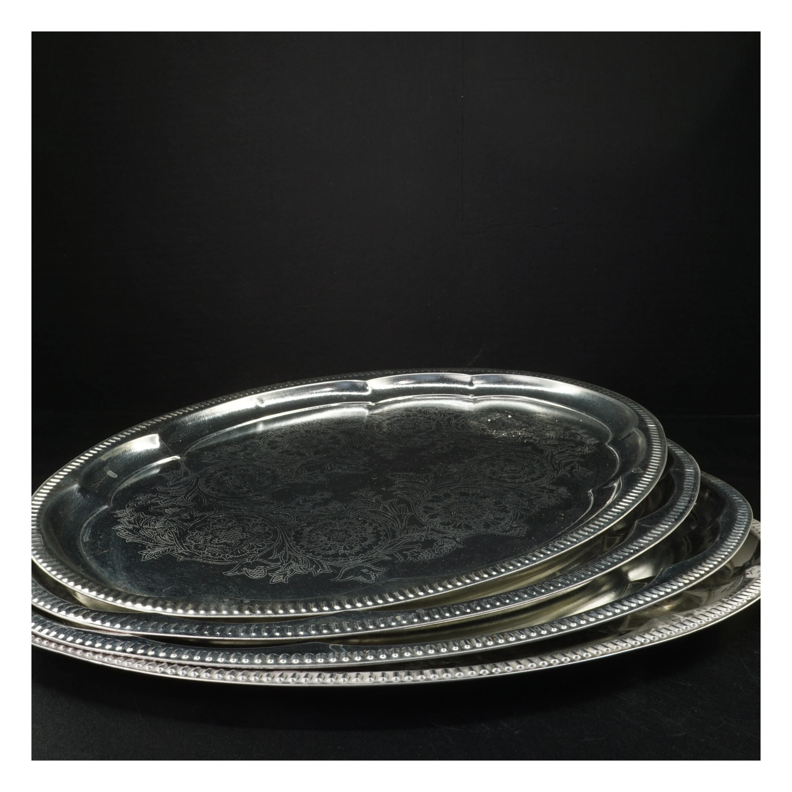 Sølvfarvet serveringsfad