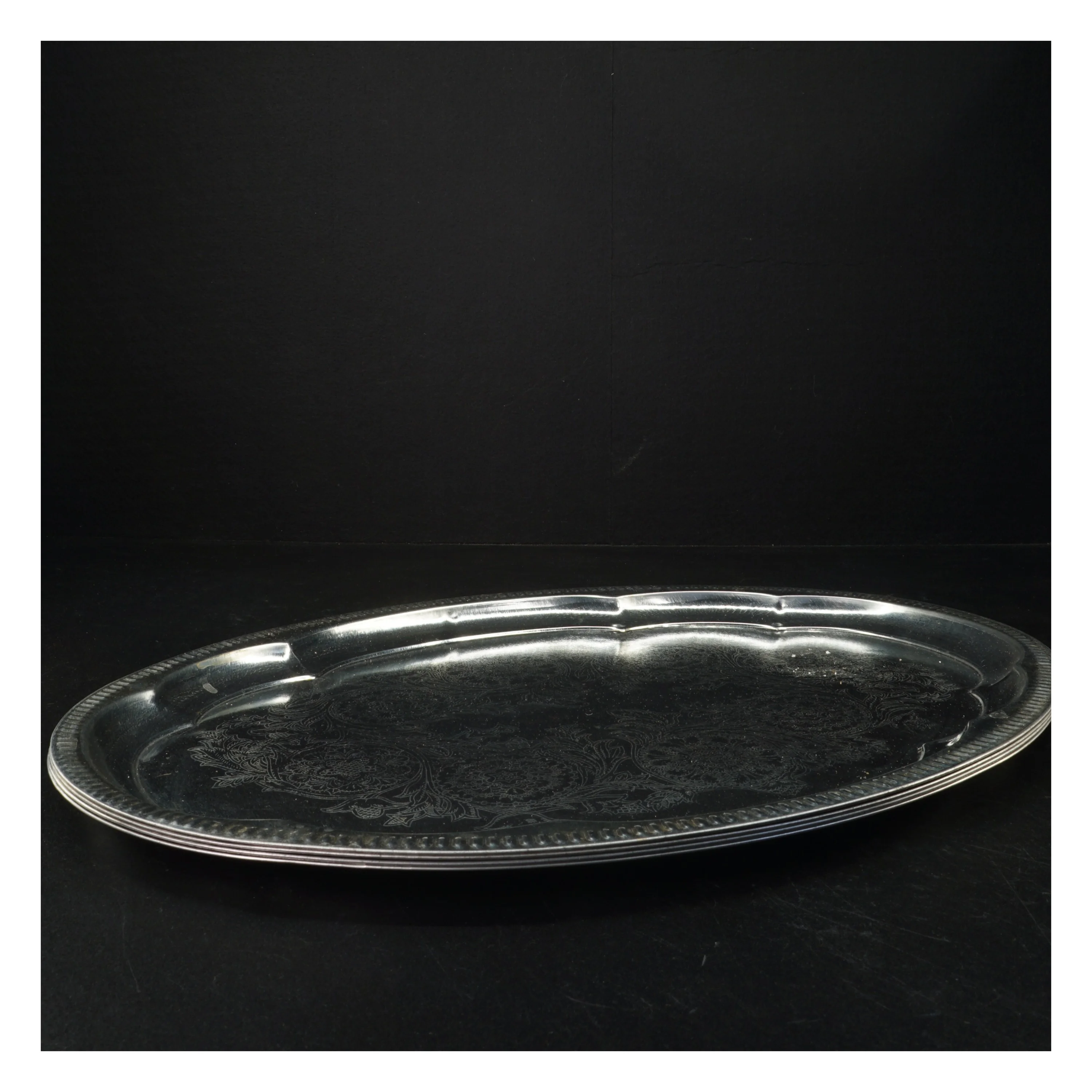 Sølvfarvet serveringsfad