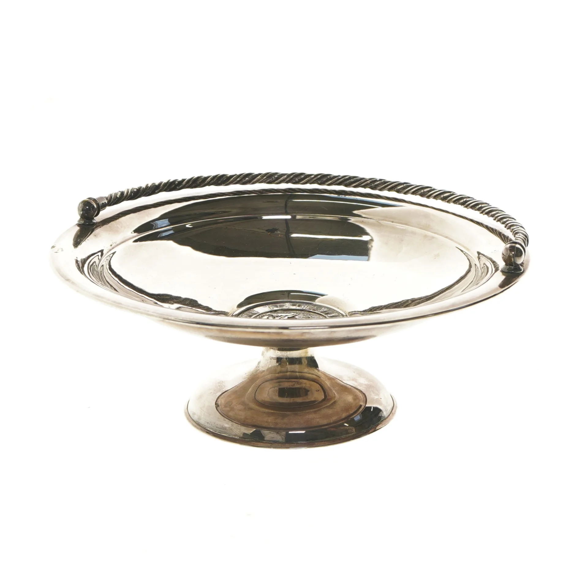 Serveringsfad på fod med snoet hank. Sølvplet, ca fra 1900-1930  (str. Ø 26x10 cm)