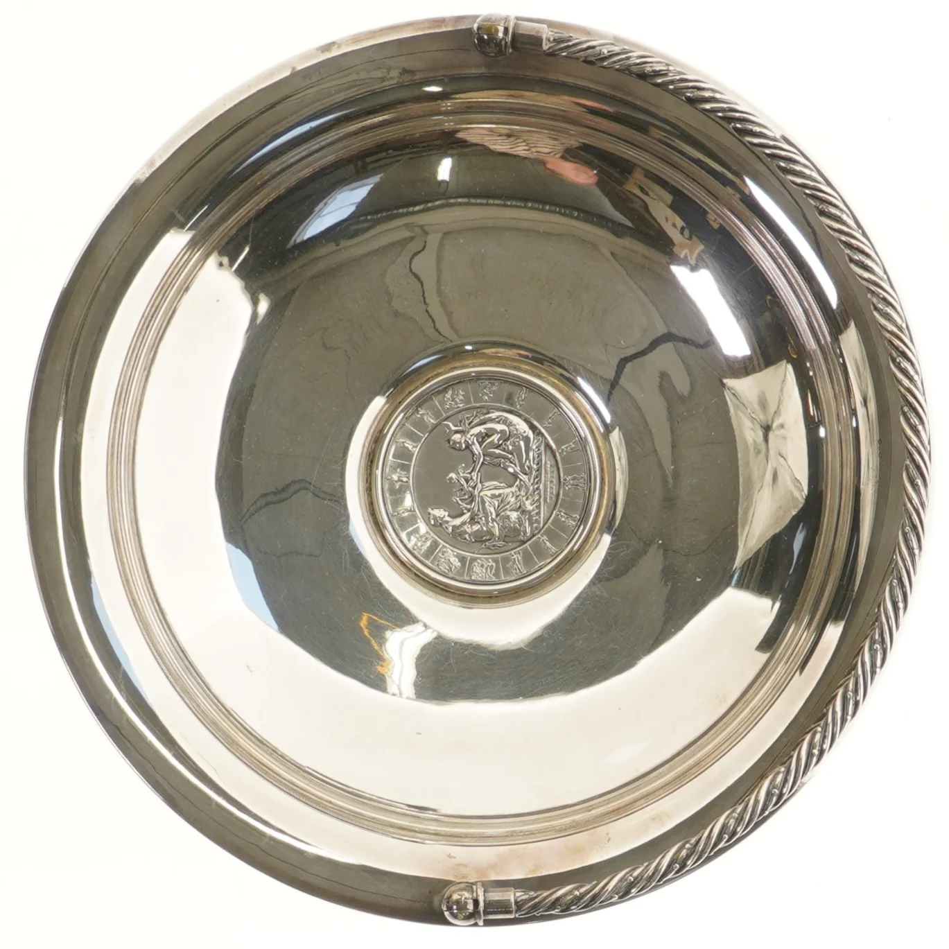 Serveringsfad på fod med snoet hank. Sølvplet, ca fra 1900-1930  (str. Ø 26x10 cm)