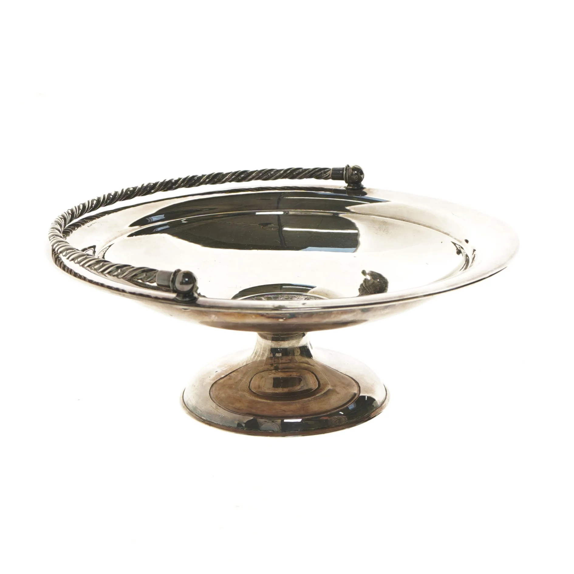 Serveringsfad på fod med snoet hank. Sølvplet, ca fra 1900-1930  (str. Ø 26x10 cm)