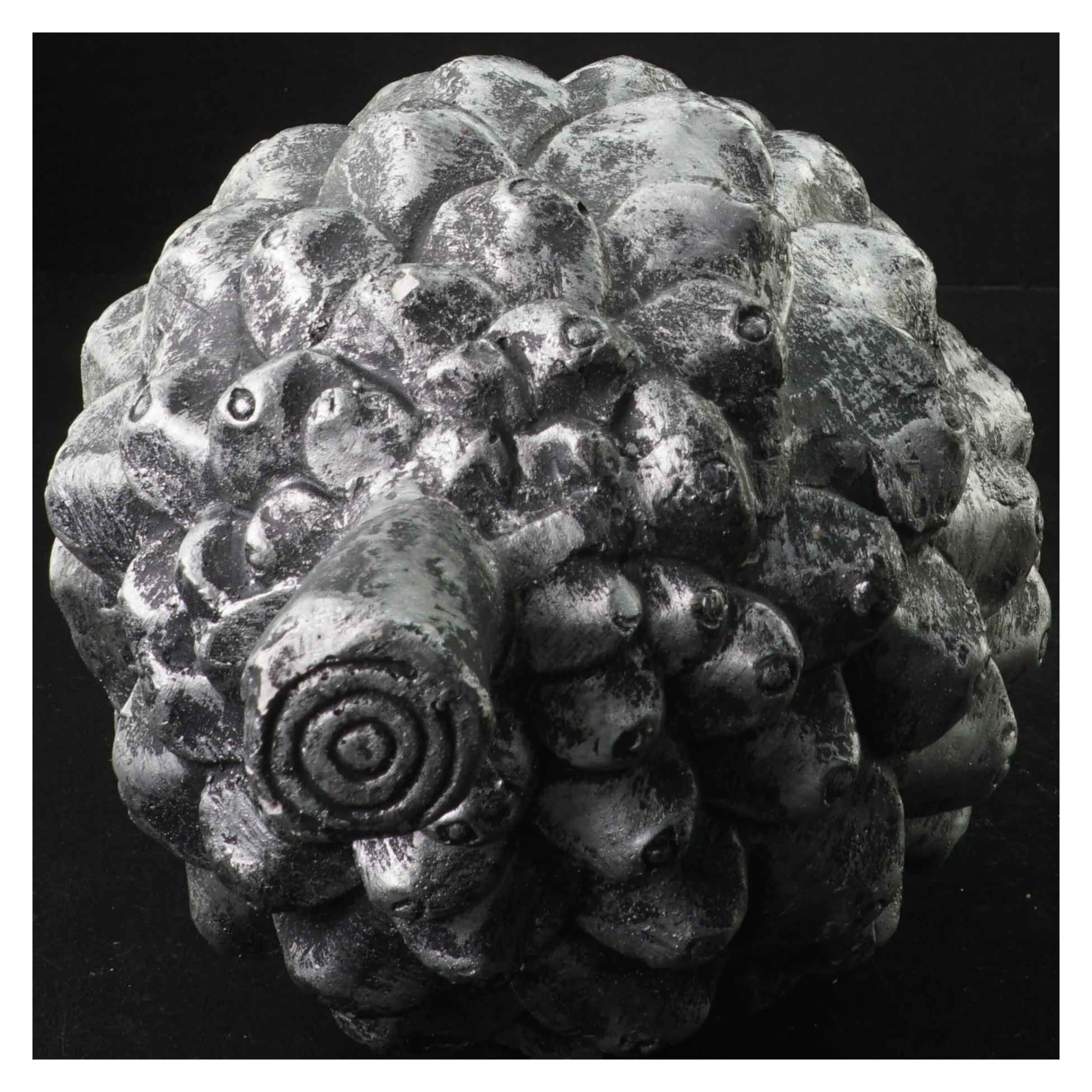 Dekorativ fyrrekogle (str. 30 x 14 cm)