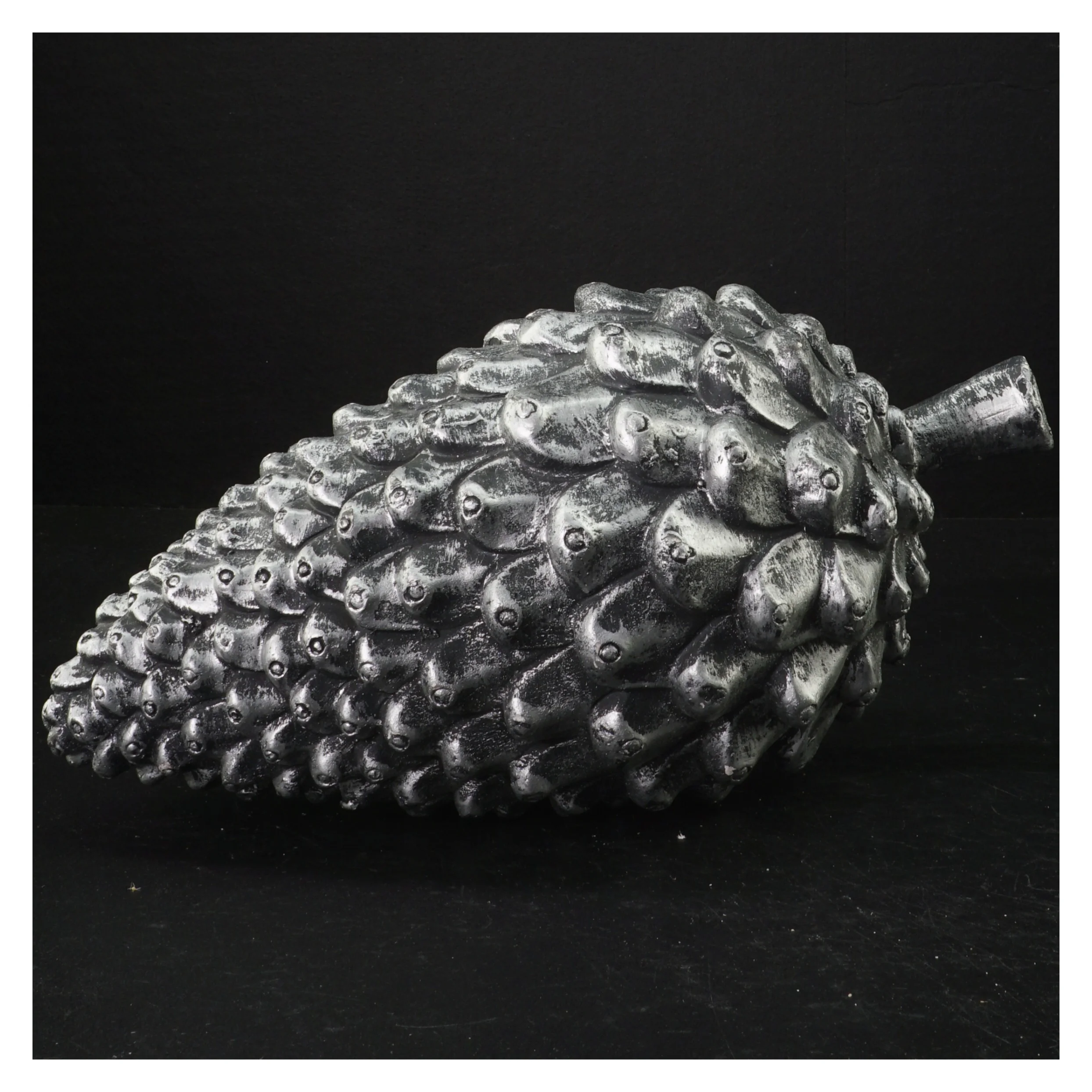 Dekorativ fyrrekogle (str. 30 x 14 cm)