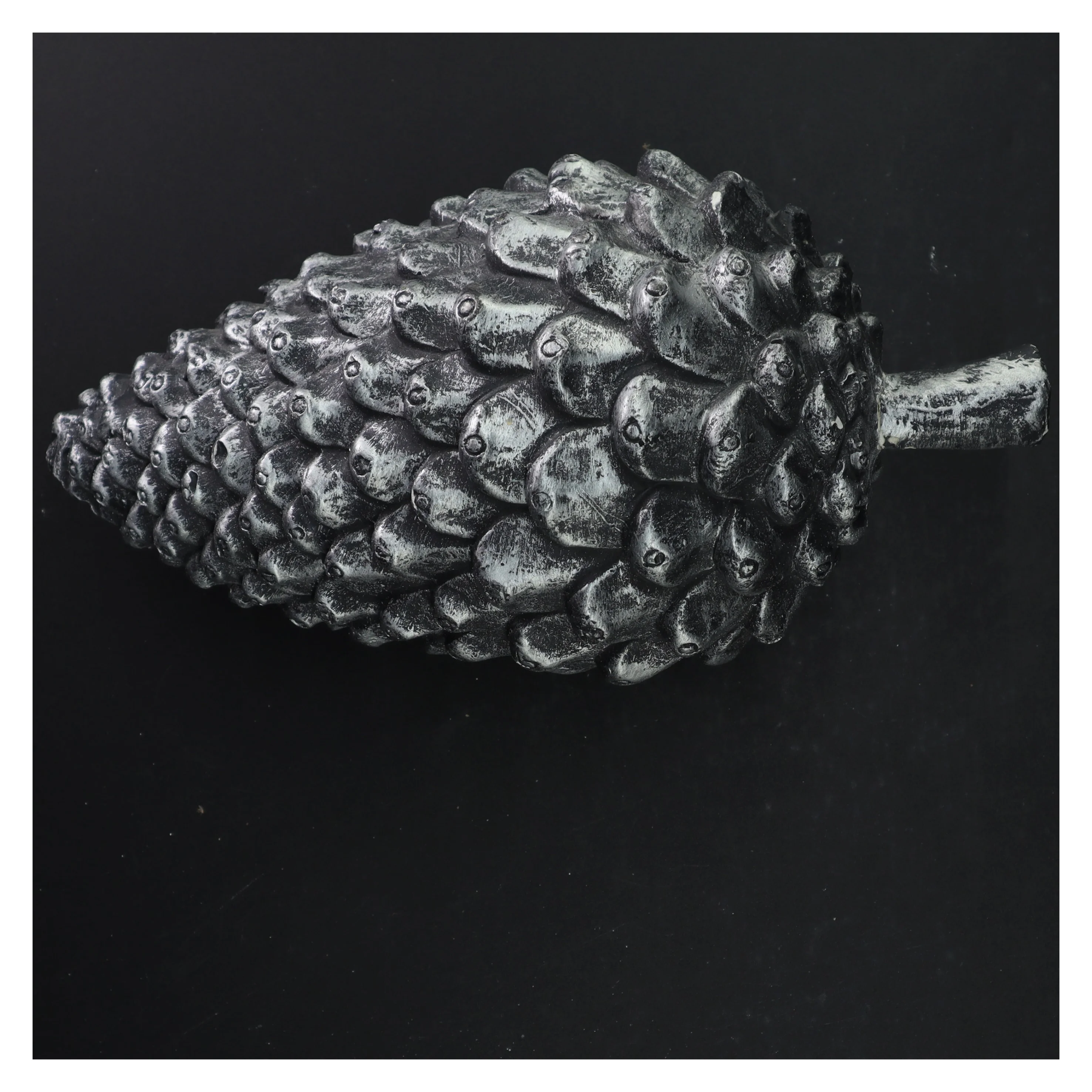 Dekorativ fyrrekogle (str. 30 x 14 cm)