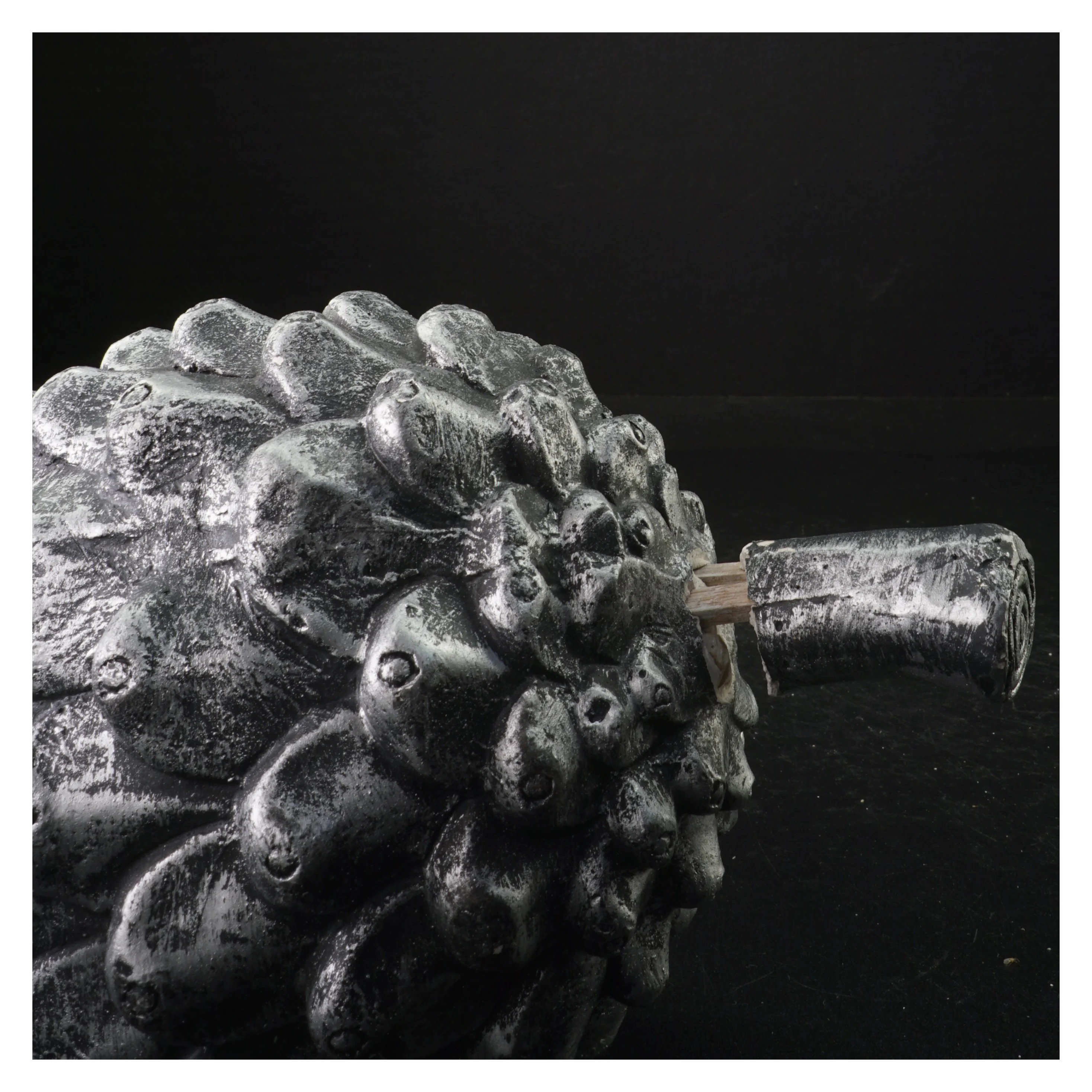 Dekorativ fyrrekogle (str. 30 x 14 cm)