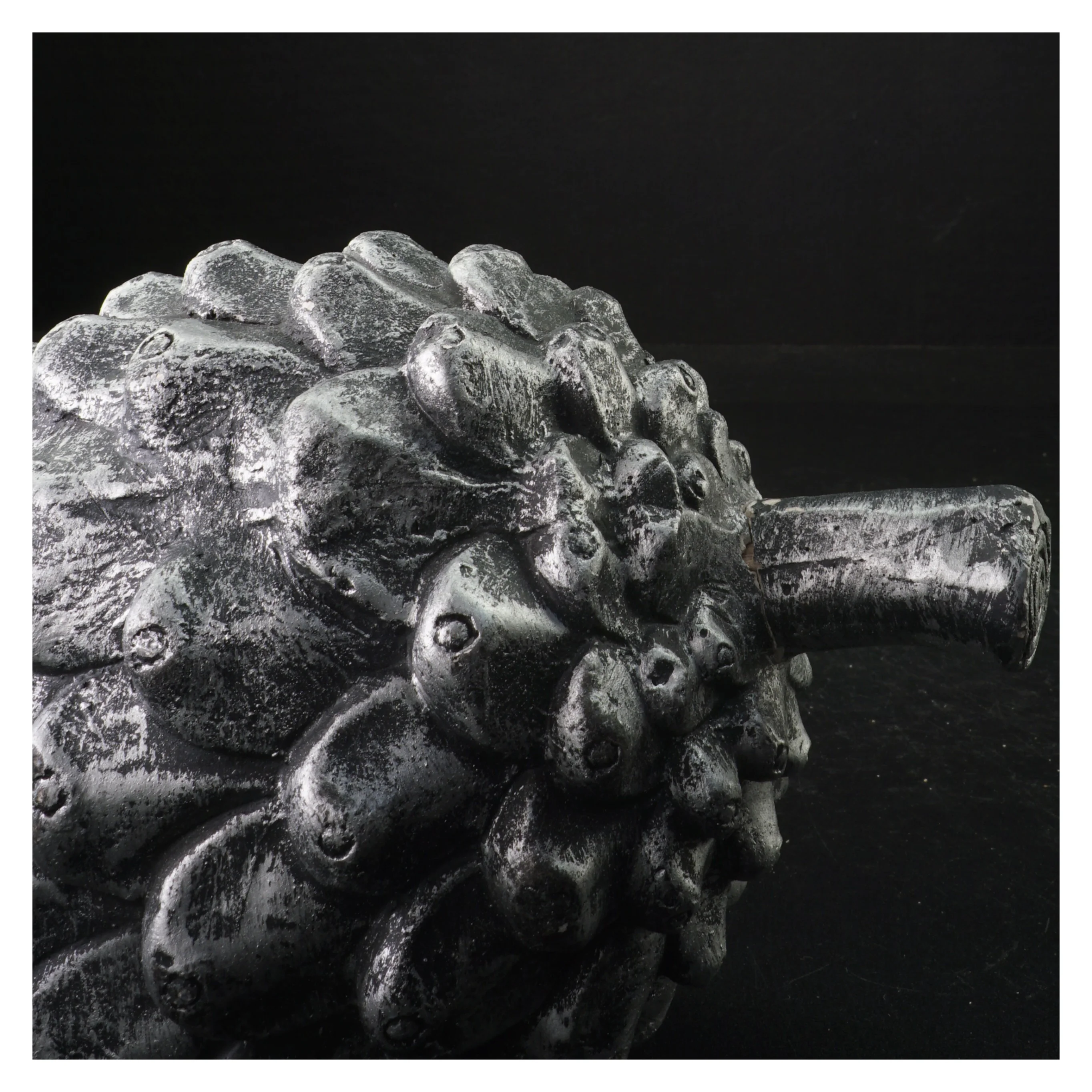 Dekorativ fyrrekogle (str. 30 x 14 cm)