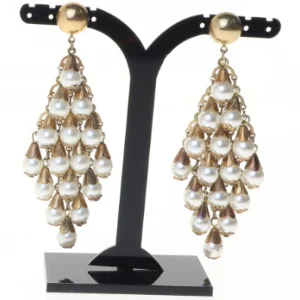 Chandelier øreringe med perler og guldtoner (str. 9 x 4 cm)