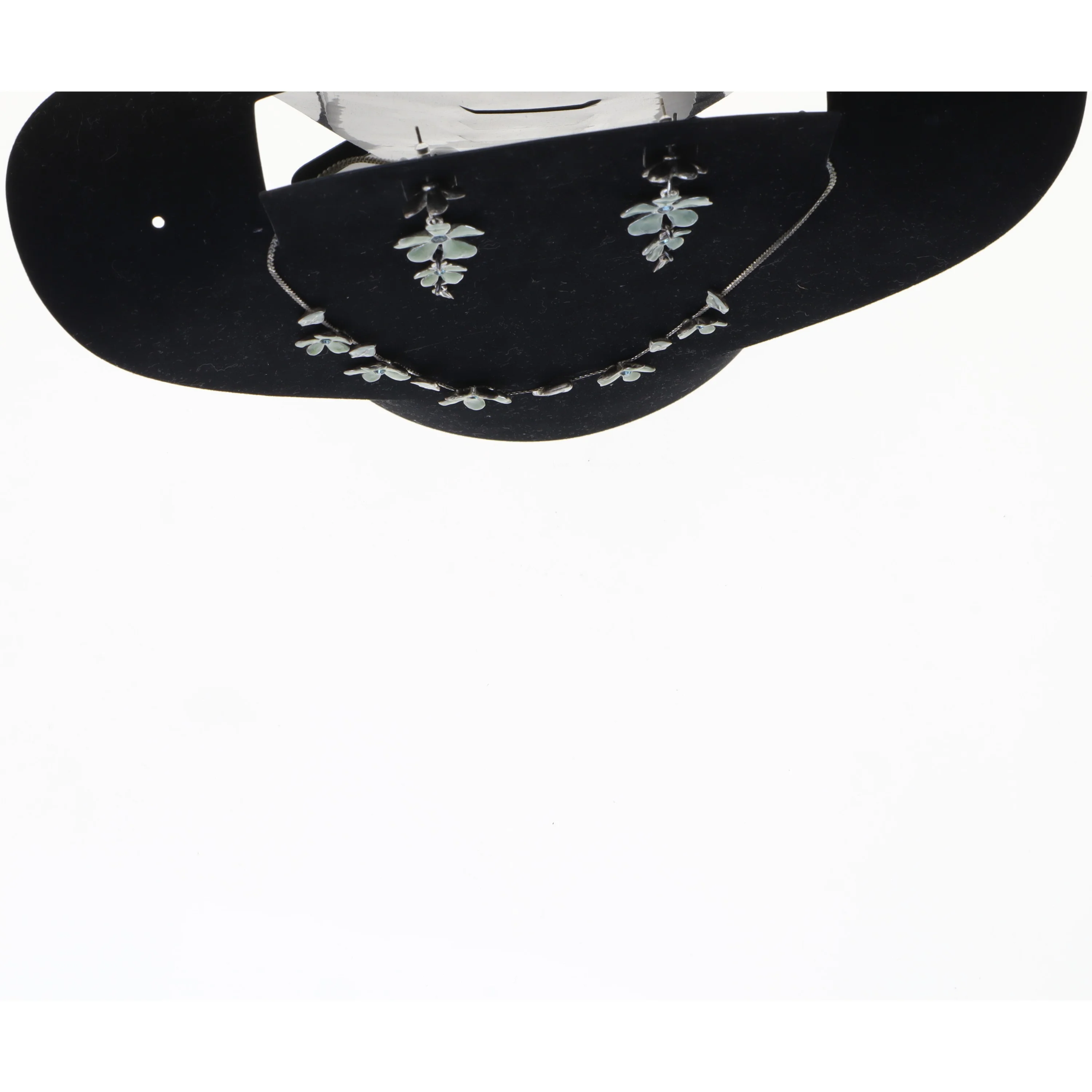 Smykkesæt med blomstermotiv (str. 44 cm og 4 x 2 cm og 1 x 1 cm)