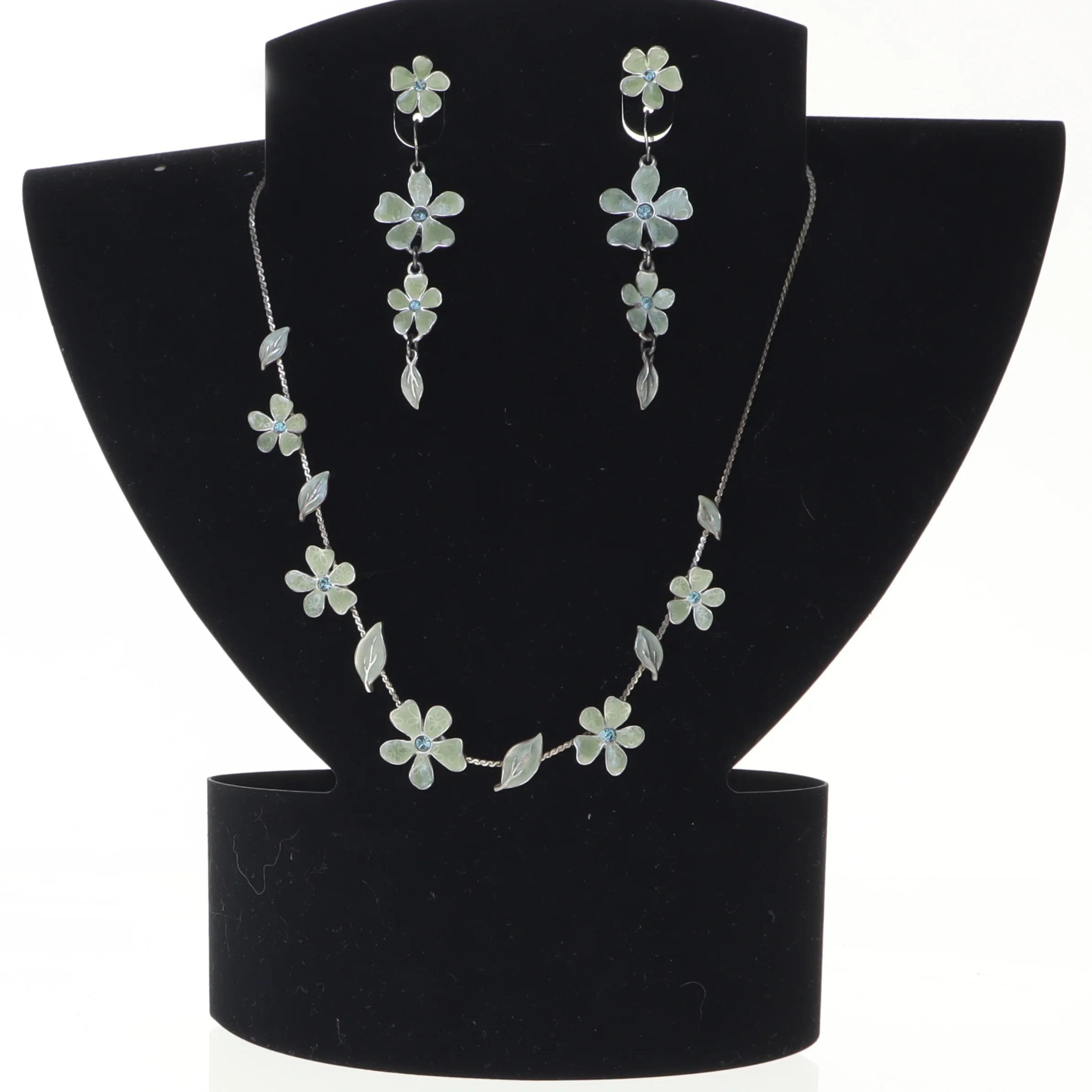 Smykkesæt med blomstermotiv (str. 44 cm og 4 x 2 cm og 1 x 1 cm)