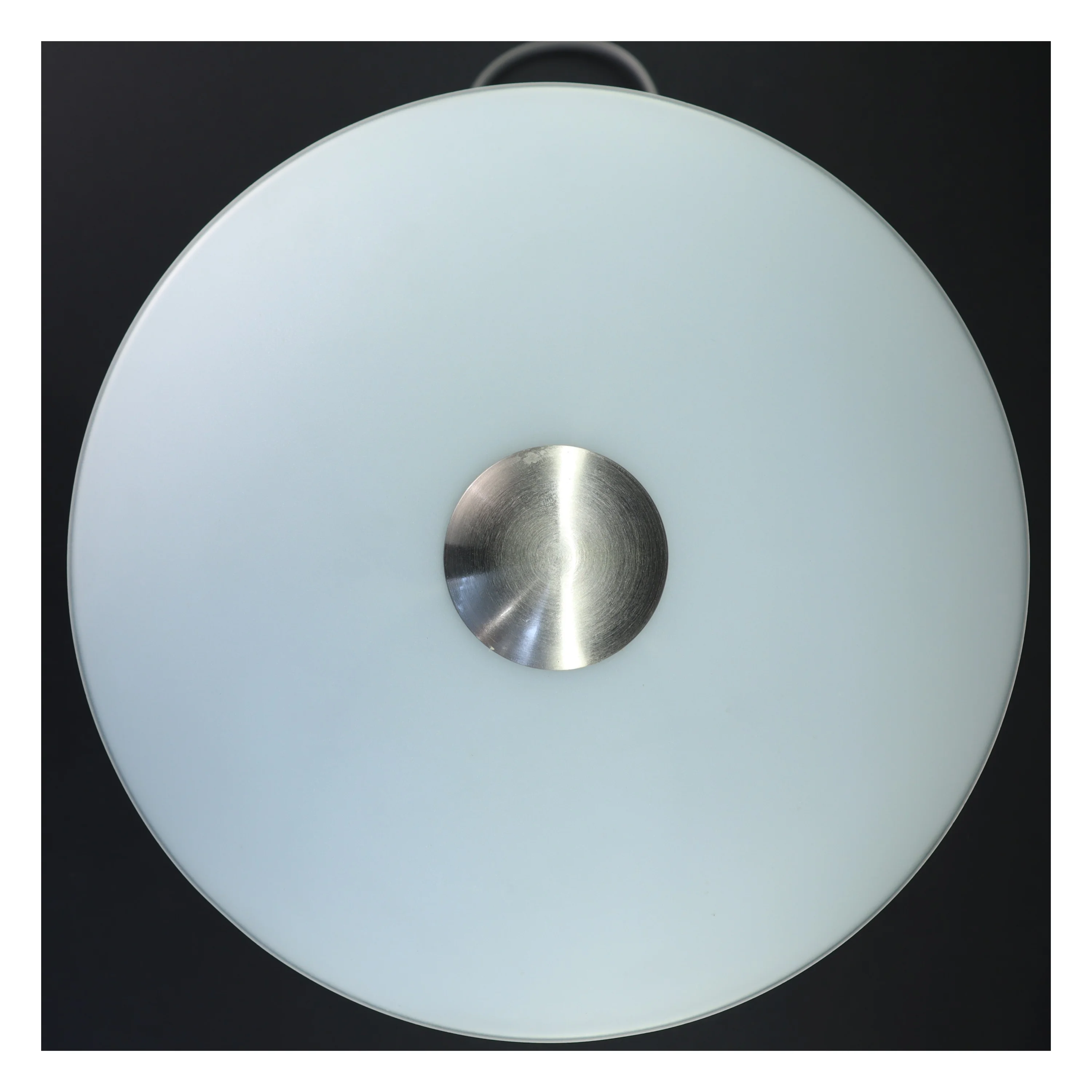 Bordlampe med metalstamme og hvid glasskærm (str. 29 x ø26 cm)