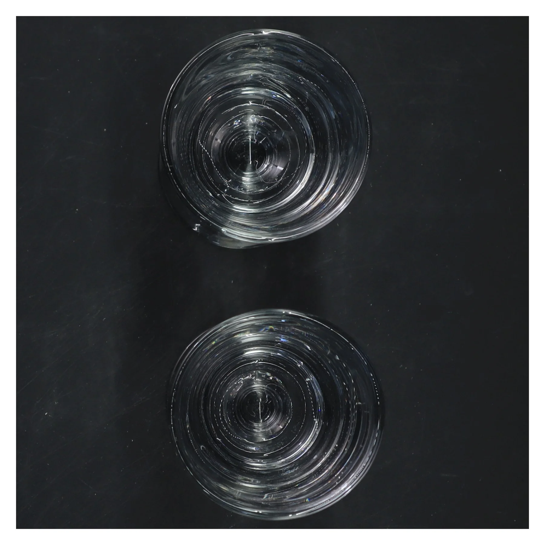 Sæt med to mundblæste vinglas (str. 14x6 cm)