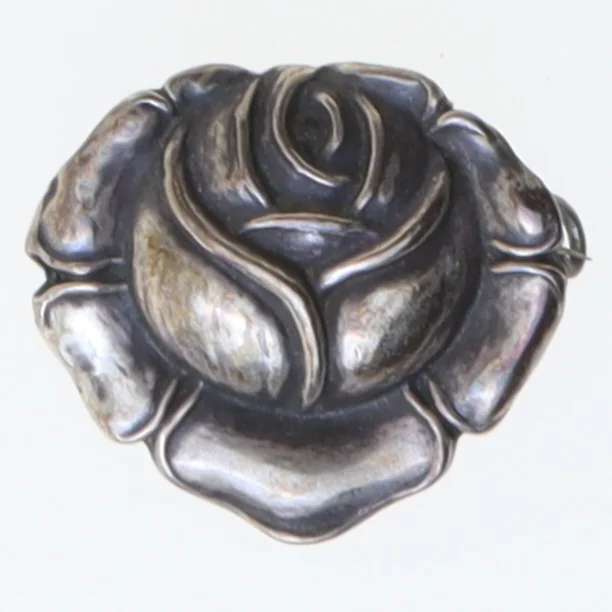 Sølvfarvet rosenformet broche (str. 3 cm)