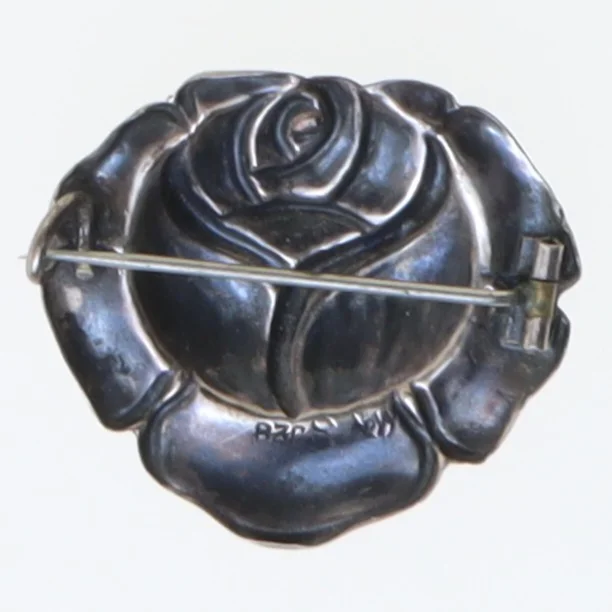 Sølvfarvet rosenformet broche (str. 3 cm)