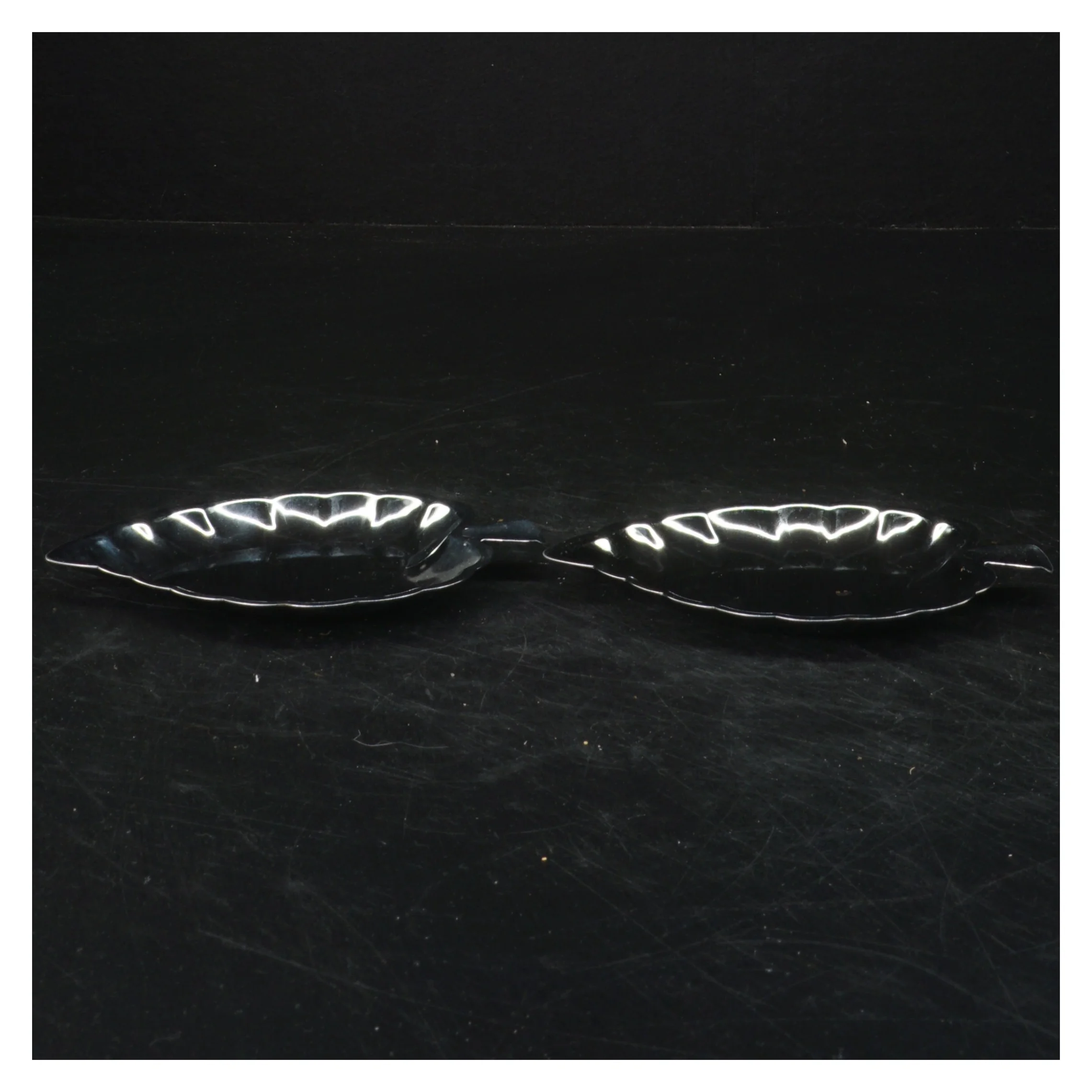 Formet plade i bladform (str. 12x9 cm)