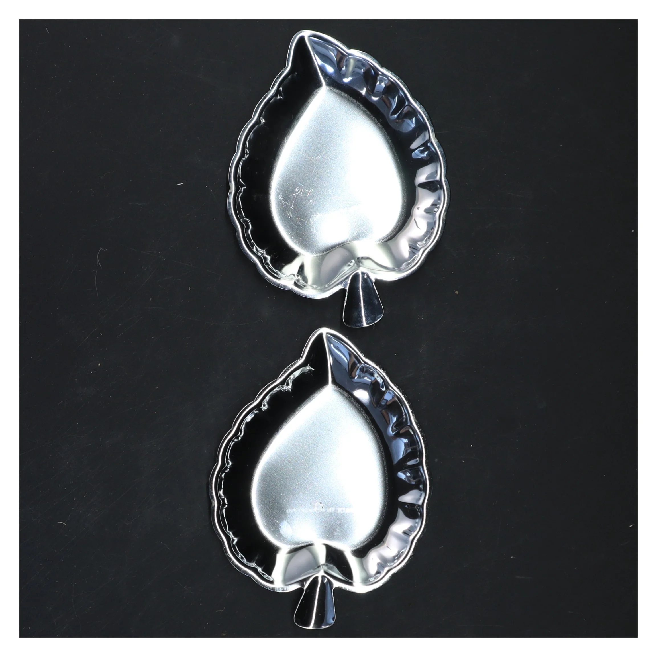 Formet plade i bladform (str. 12x9 cm)