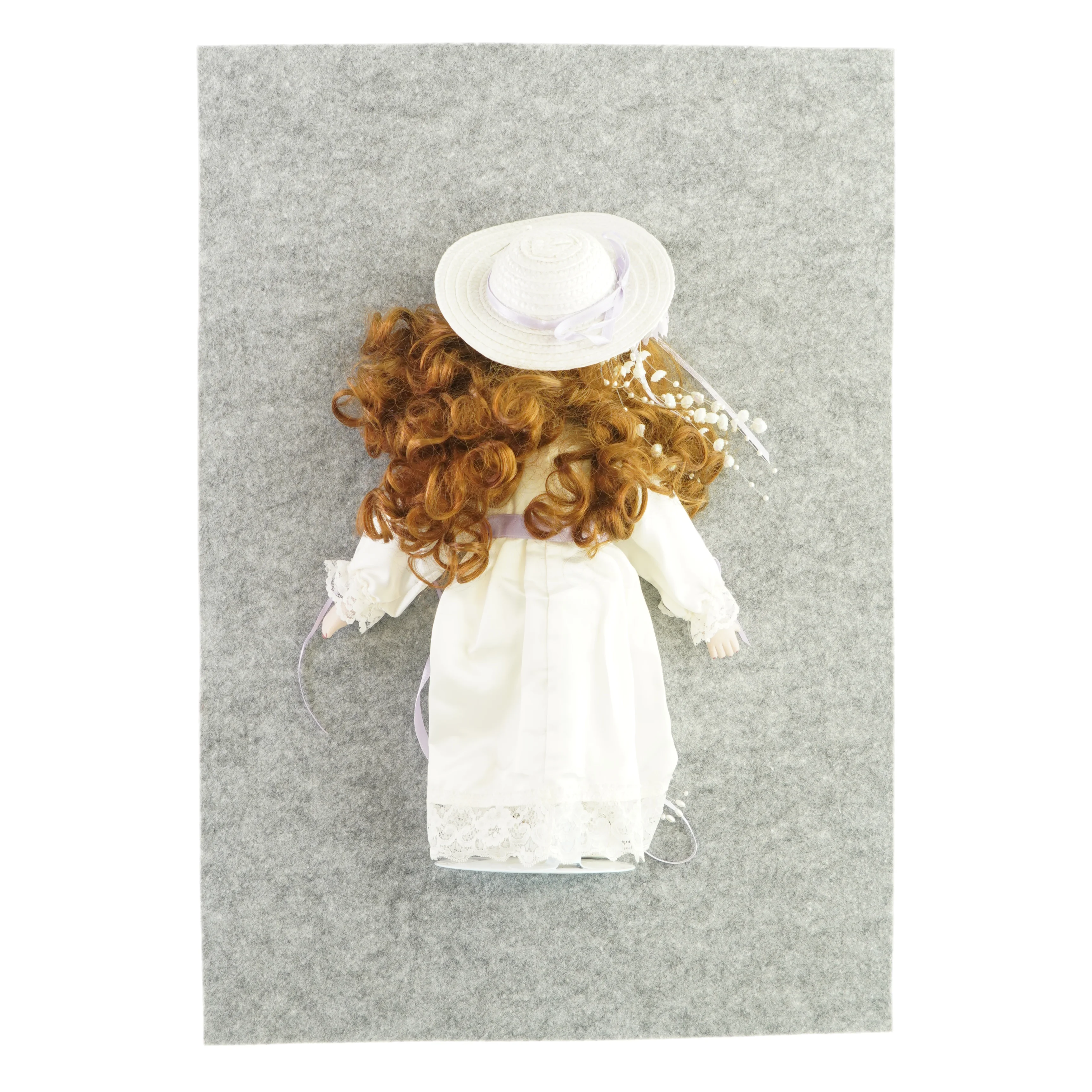 Pocelæns dukke på stativ