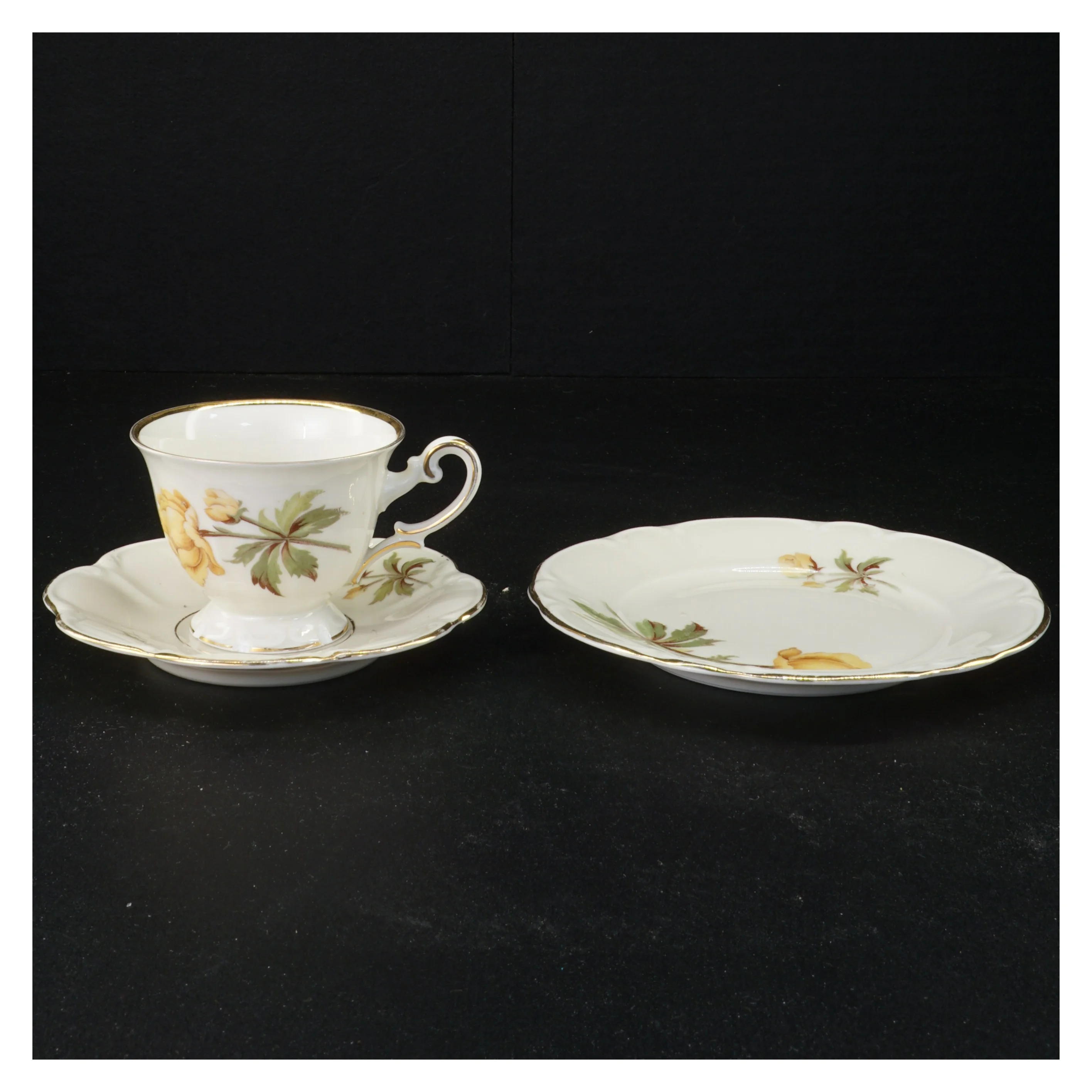 Porcelænskopper og underkopper fra Antoinette (str. 16 x 8 cm)