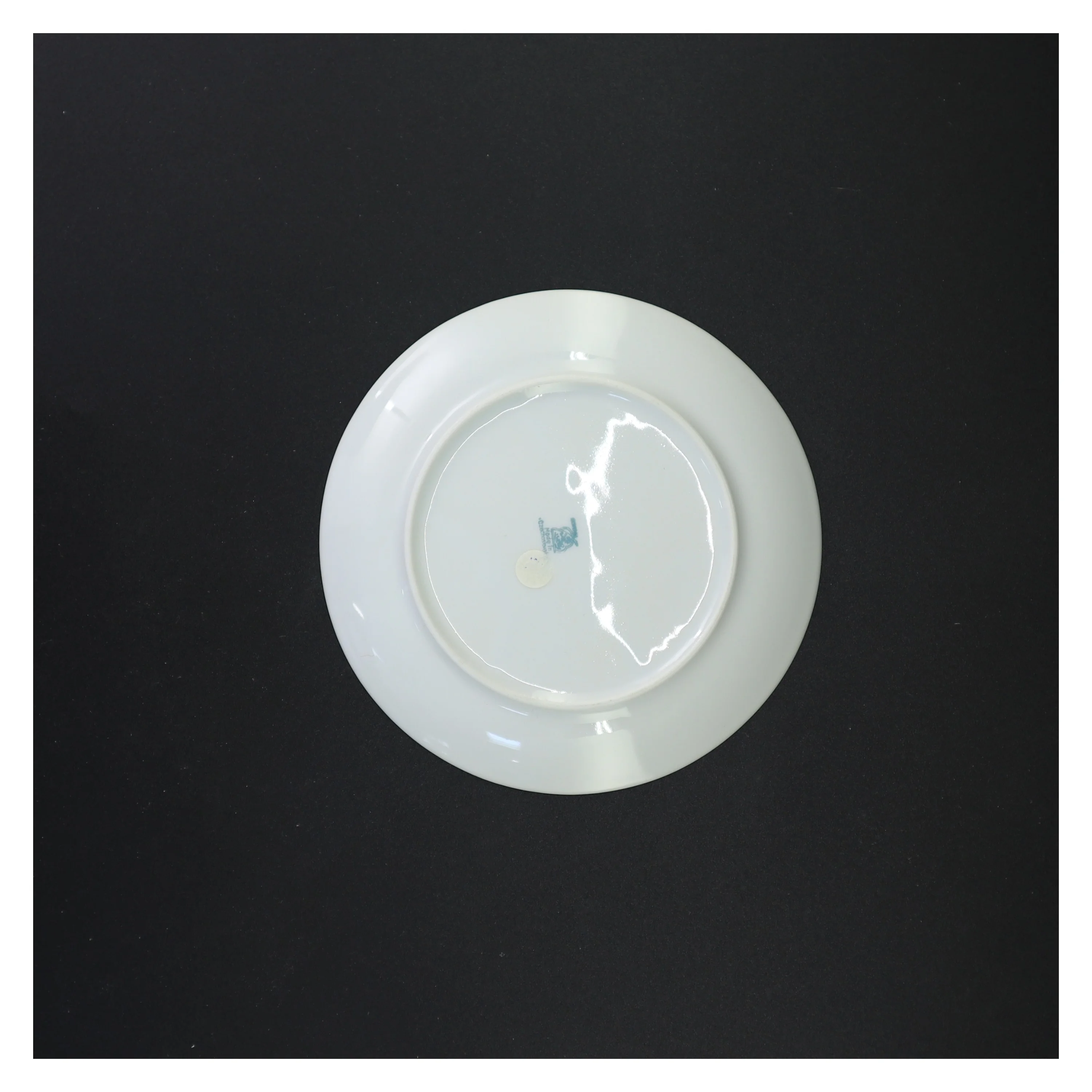 Dekorativ porcelænstallerken (str. 17 x 17 cm)