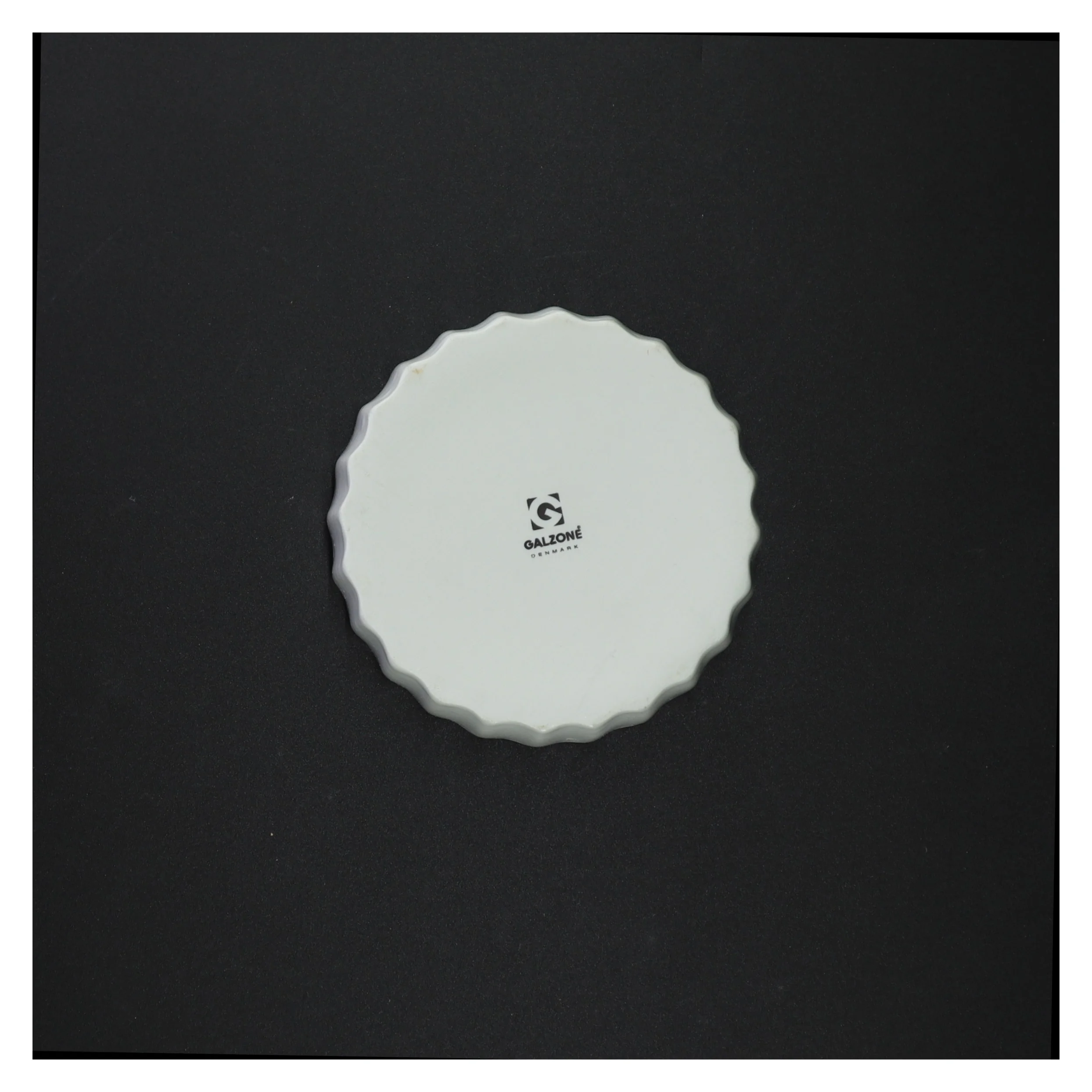 Hvid porcelænsfad fra Galzone Denmark (str. 12 x 3 cm)