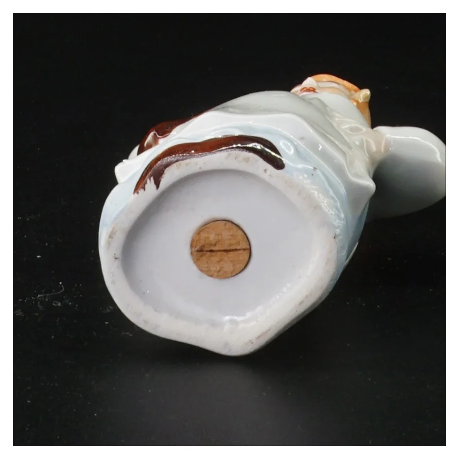 Salt bøsse, formet som kvindefigur (str. 14 x 8 cm)