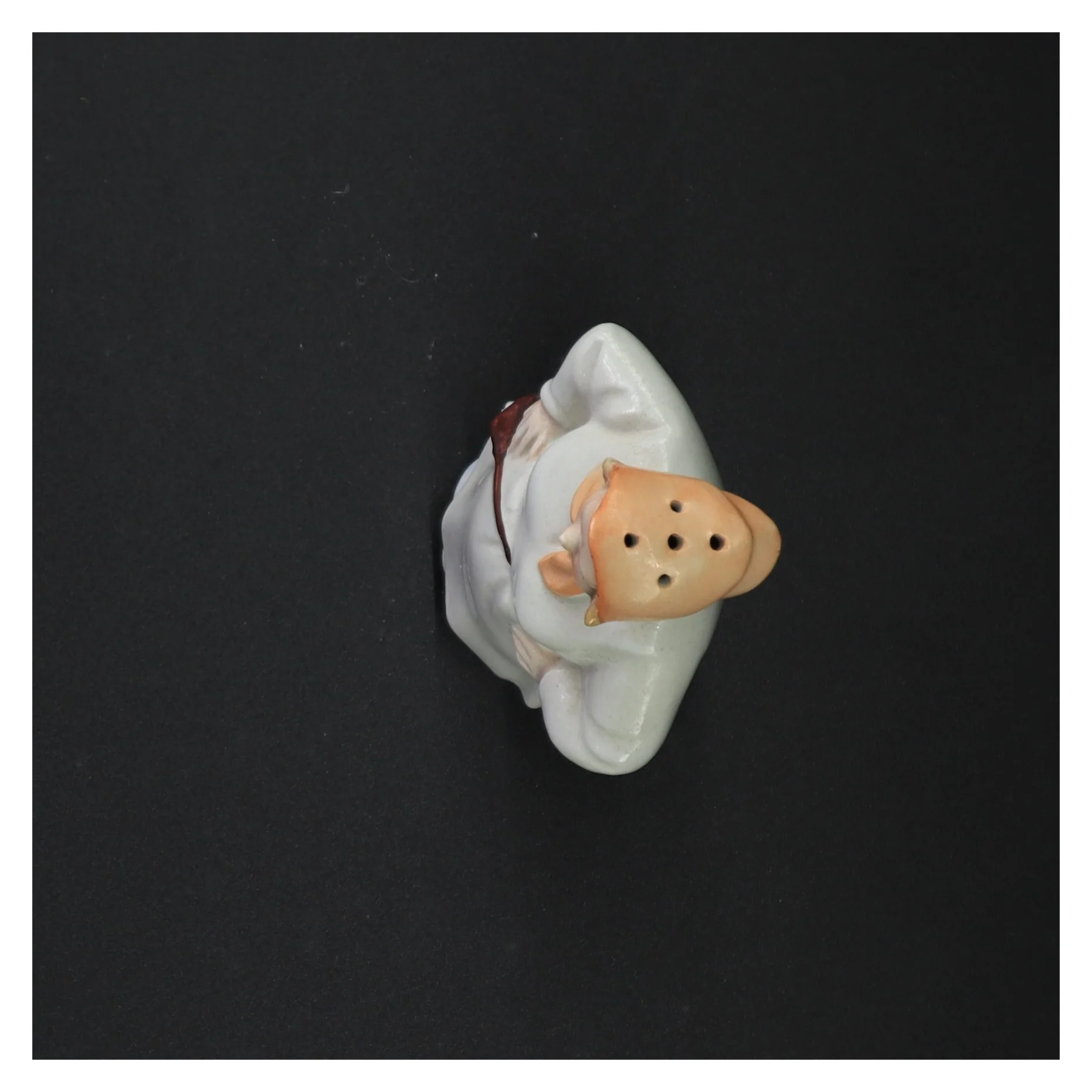 Salt bøsse, formet som kvindefigur (str. 14 x 8 cm)