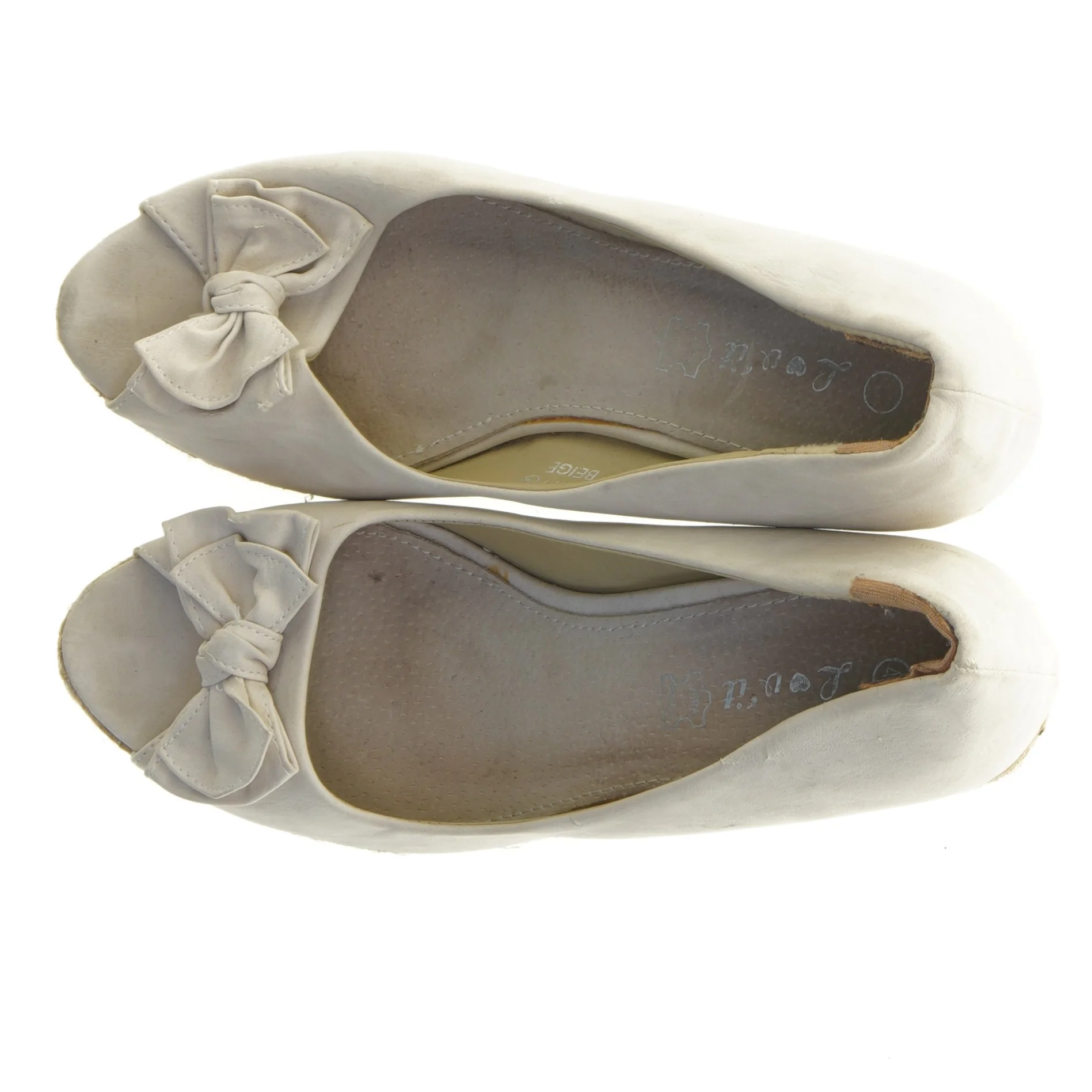 Beige kilehælsko med bånddetalje (str. 40)