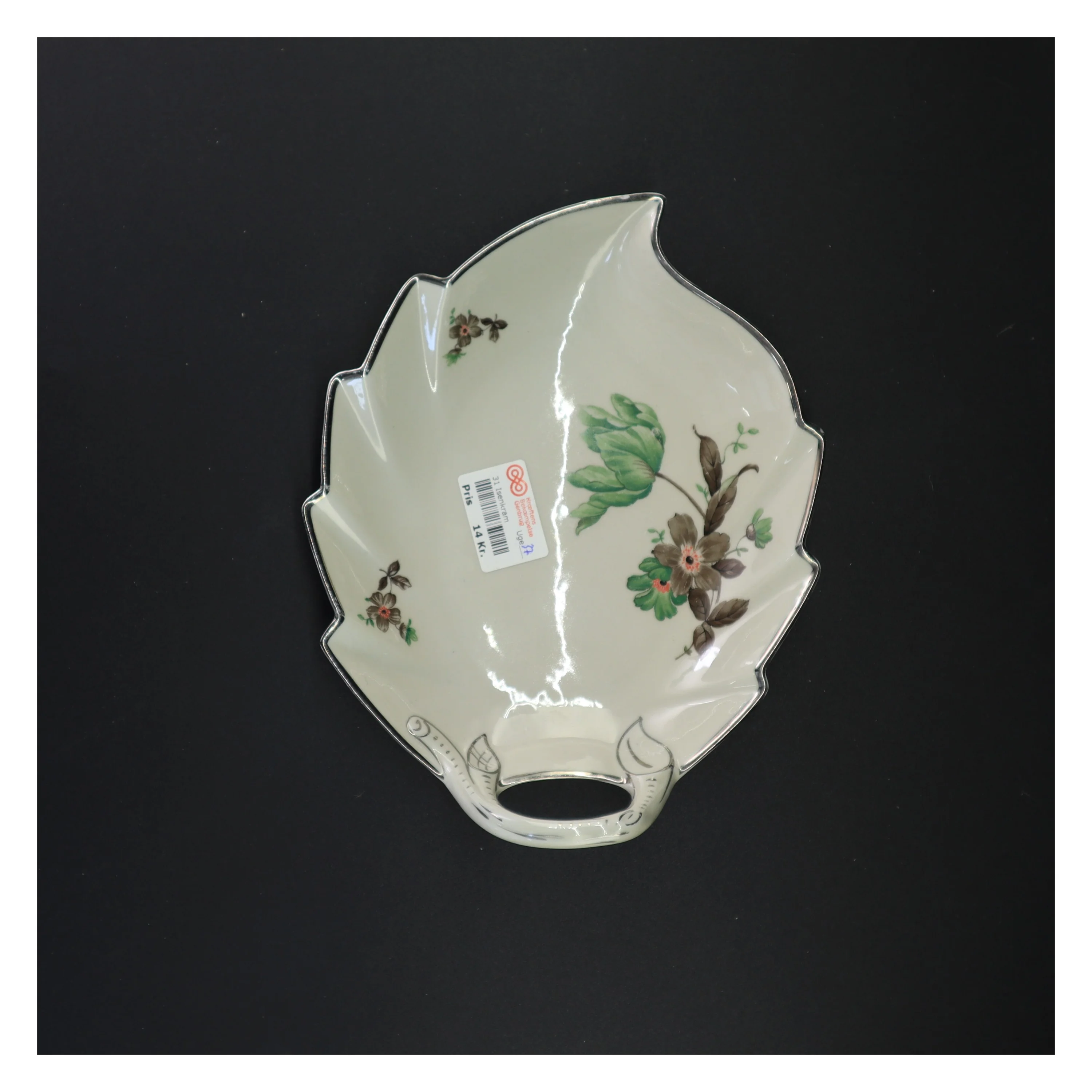 Bladformet porcelænsfad fra Københavns Porcellains Maleri (str. 25 x 19 cm)